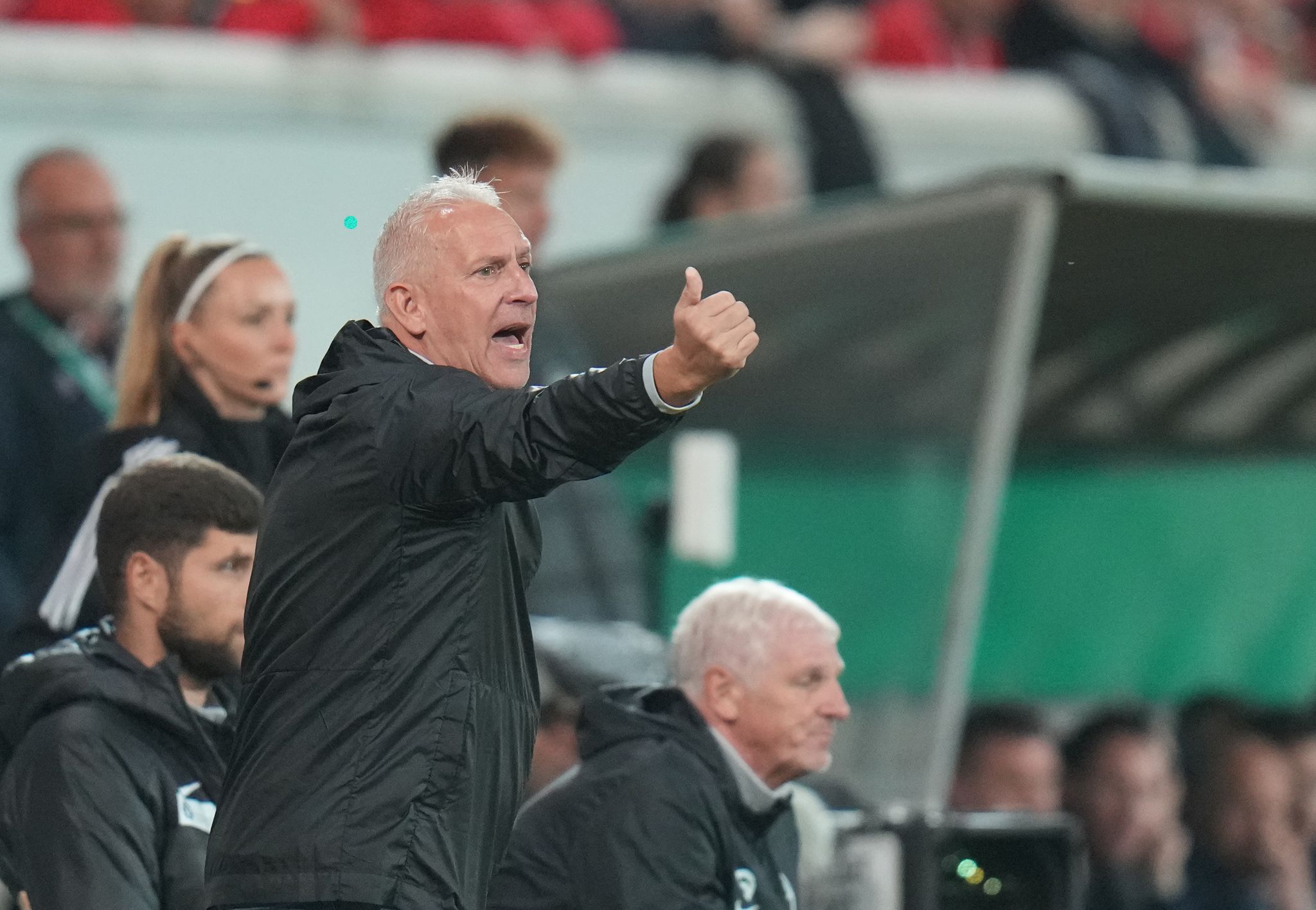 Medizinischer Notfall bei Kickers – Medien: Coach kollabiert
