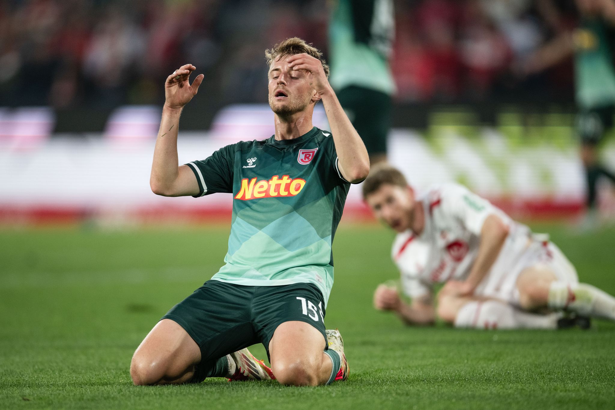 Jahn Regensburg steigt trotz Remis ab – Köln enttäuscht