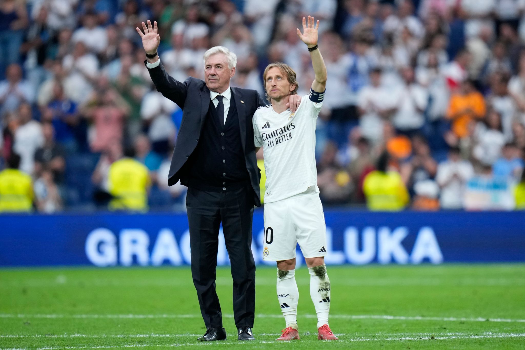 Umarmung mit Kroos: Bewegender Bernabéu-Abschied für Modrić