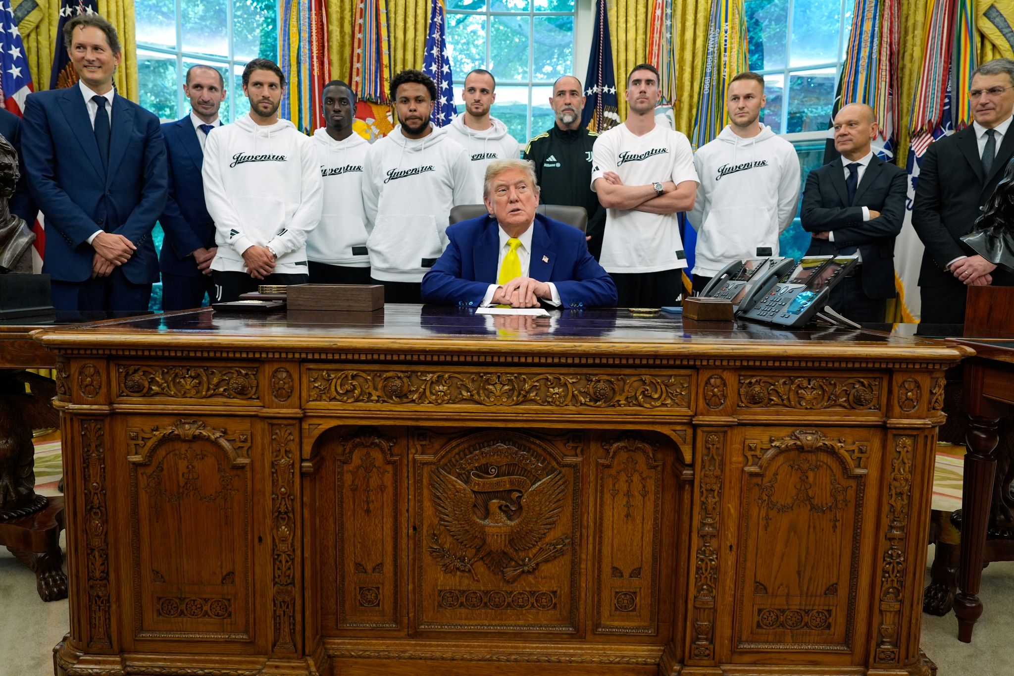 Mit Juve-Team im Rücken: Trump beantwortet Fragen zu Krieg