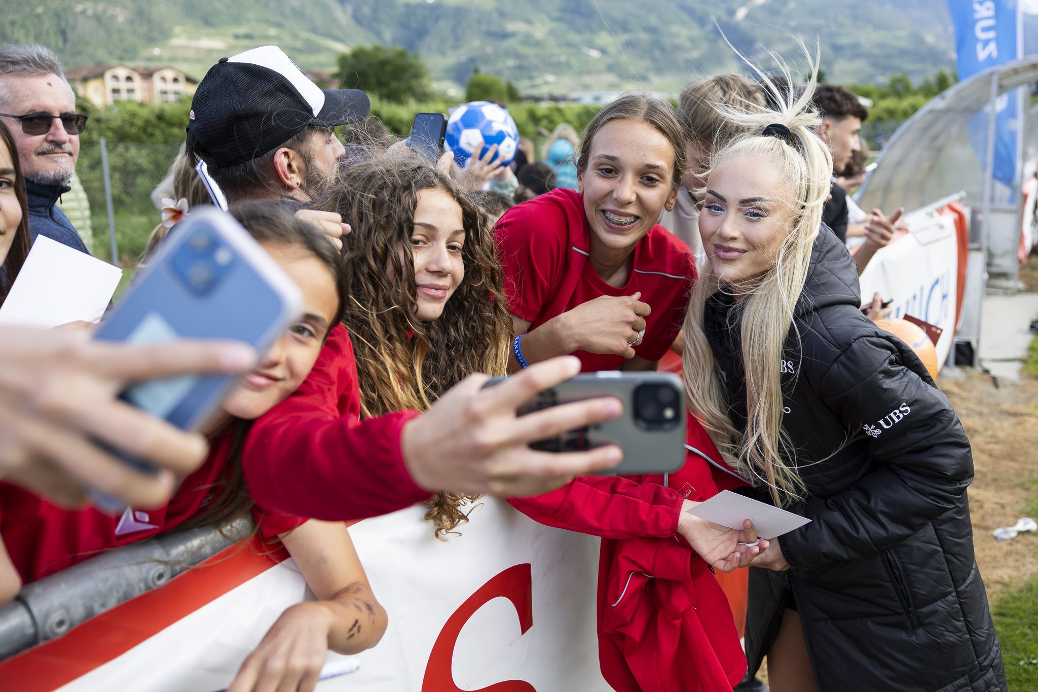 Insta-Star Alisha Lehmann: Nicht ganzen Tag am Handy hocken
