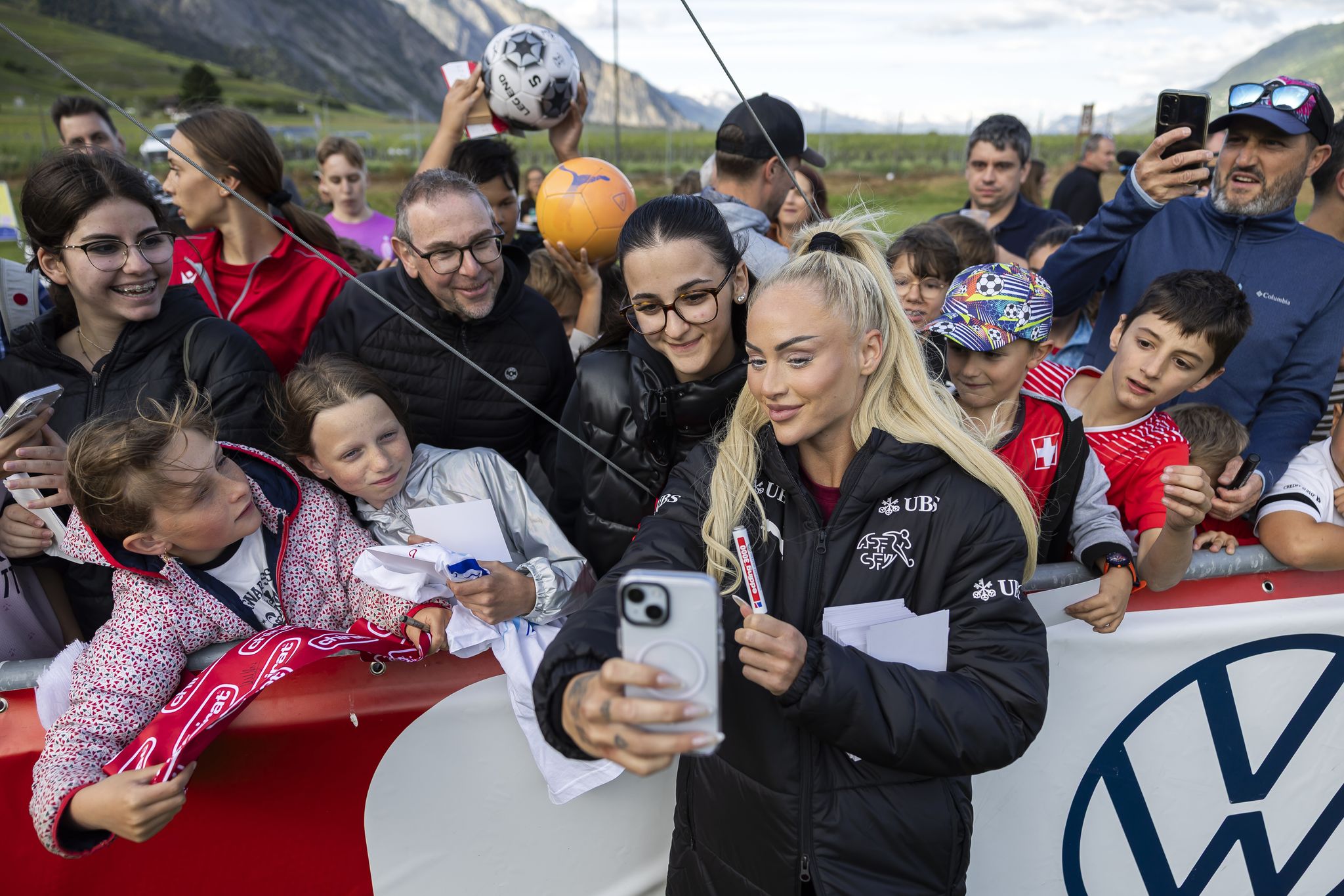 Schweizer Fußballstar und Influencerin Lehmann bei EM dabei