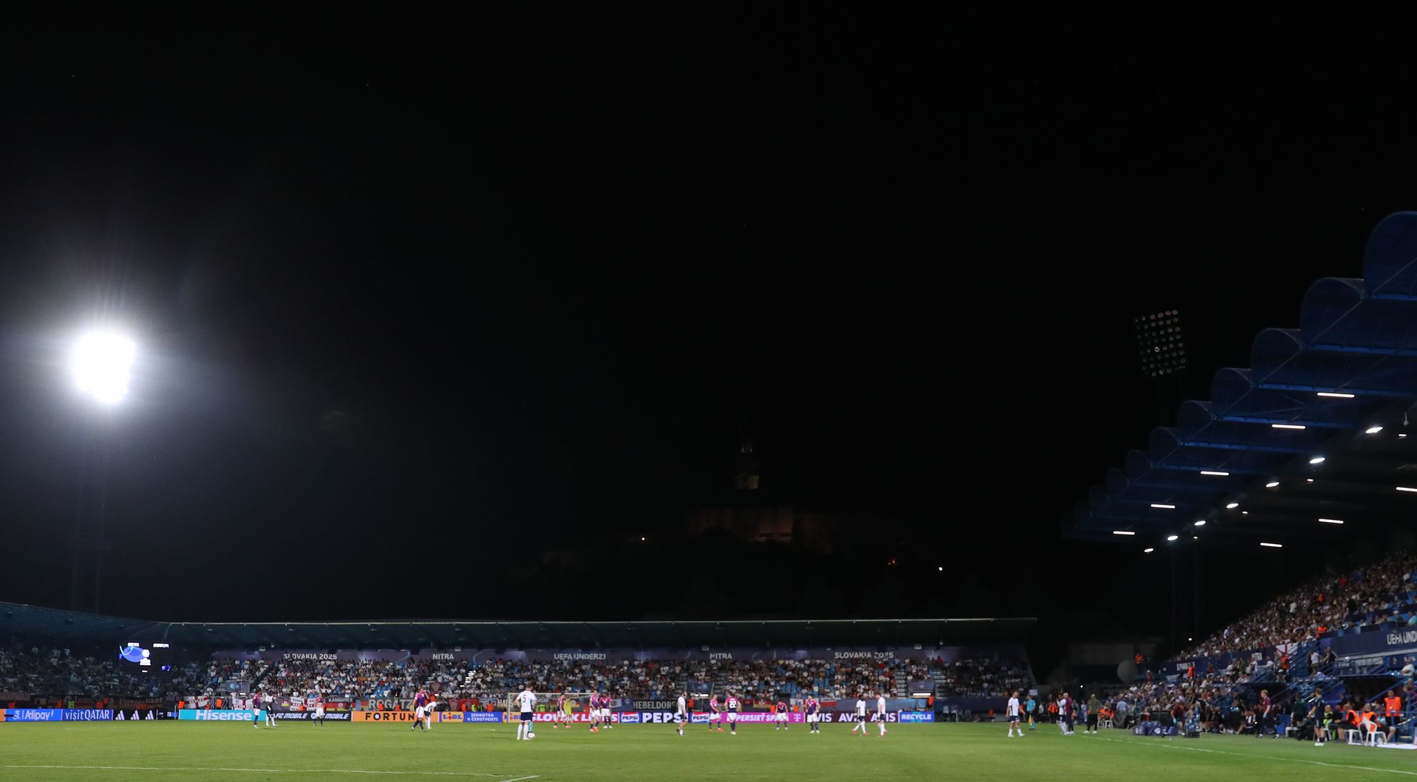 Es verdunkelt sich: Ein Flutlicht fällt bei U21-Spiel aus