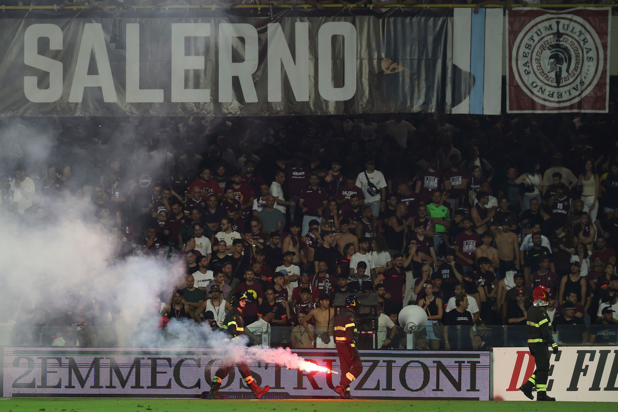 Rauchbomben auf Feld: Spielabbruch bei Relegation in Italien