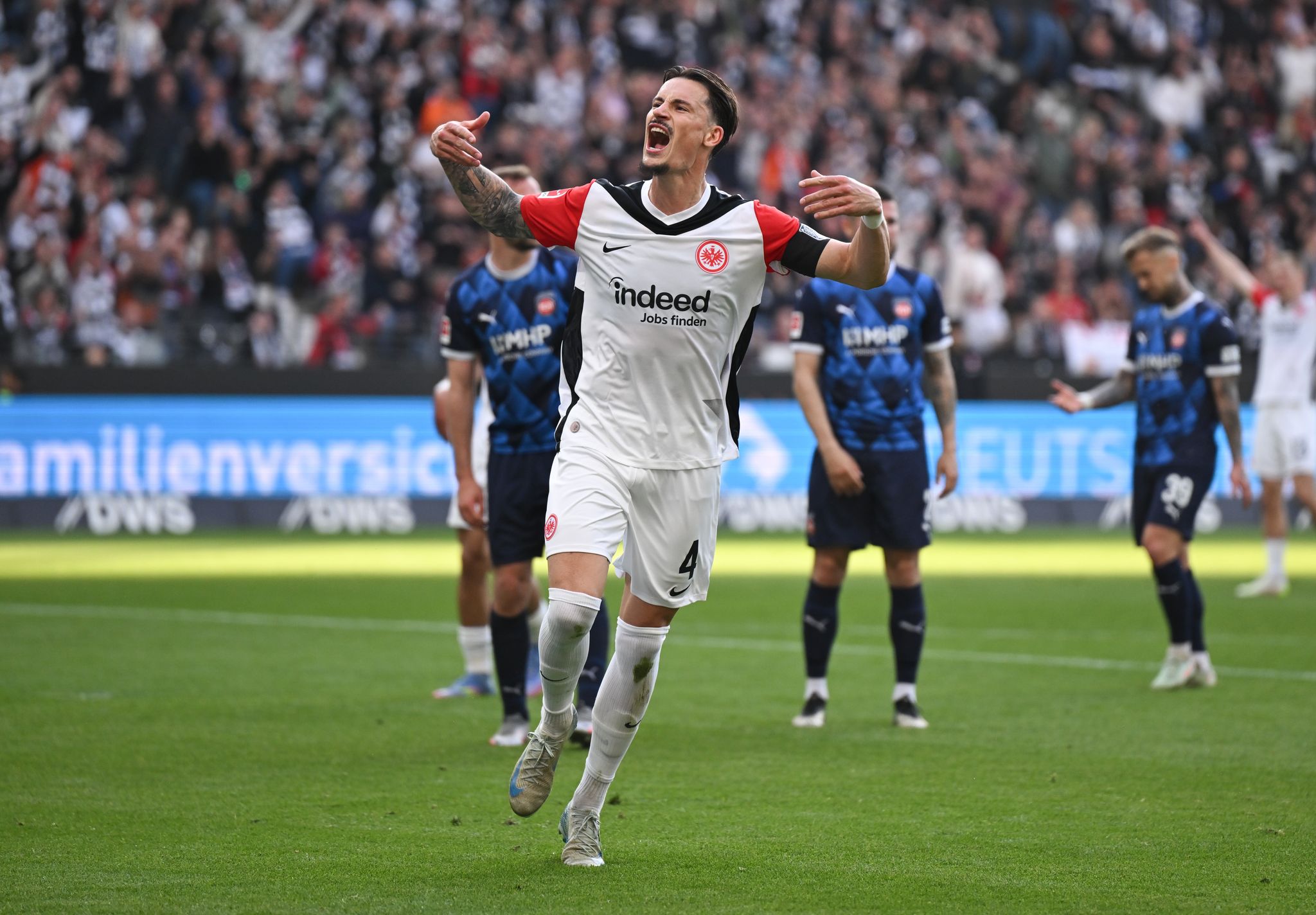 Bericht: Nationalspieler Koch bleibt bei Eintracht Frankfurt