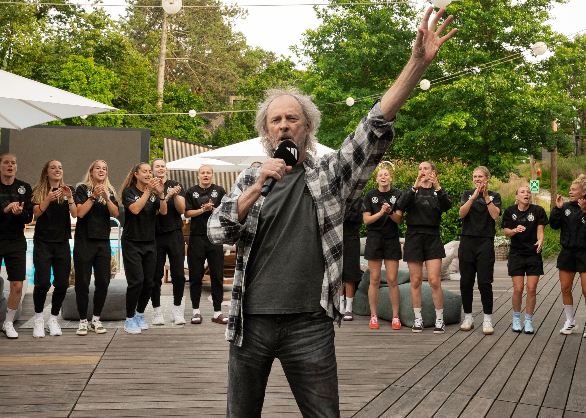 Wolfgang Petry singt vor EM mit deutschen Fußballerinnen