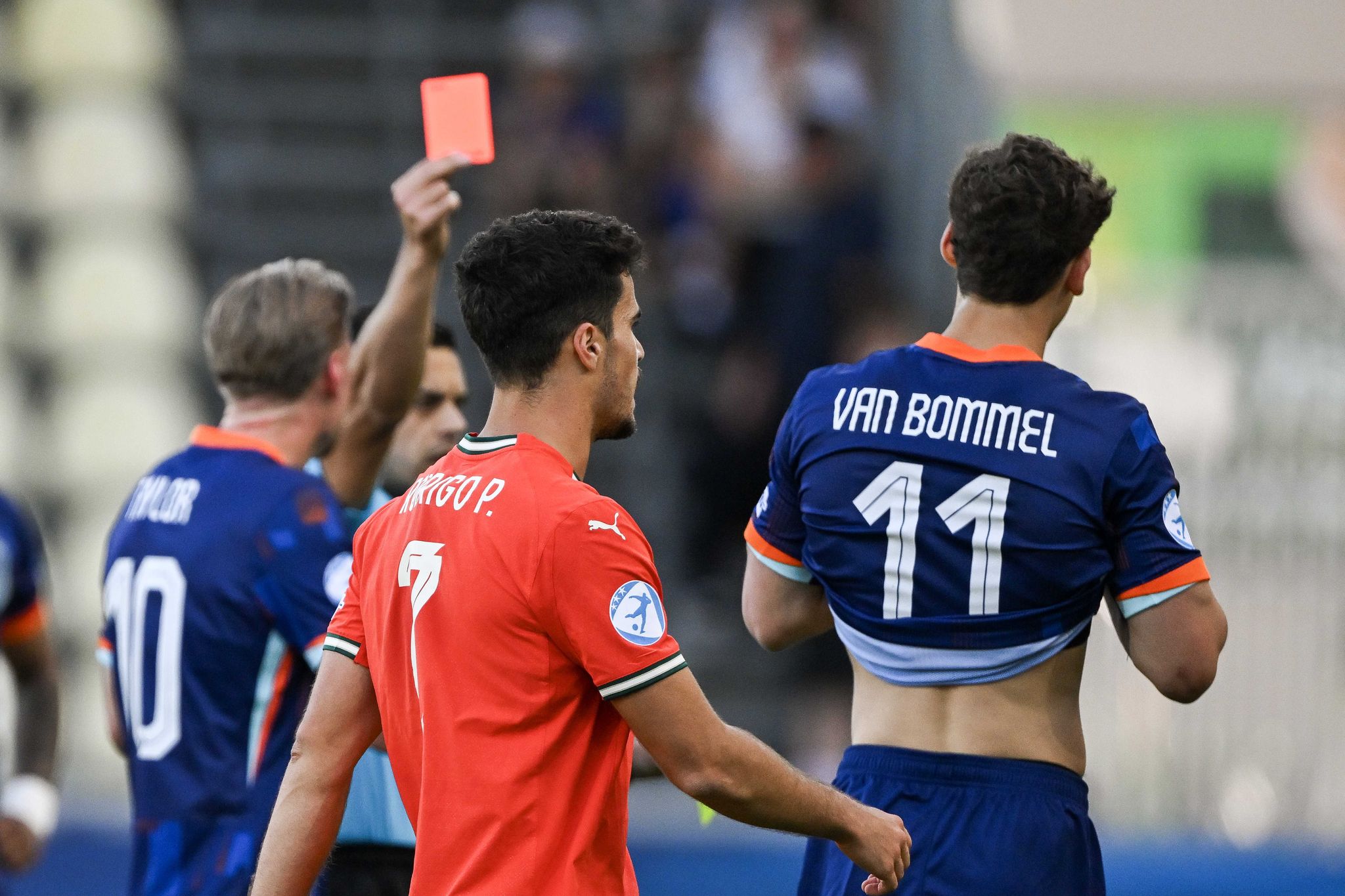 Niederlande trotz van Bommels Platzverweis im EM-Halbfinale
