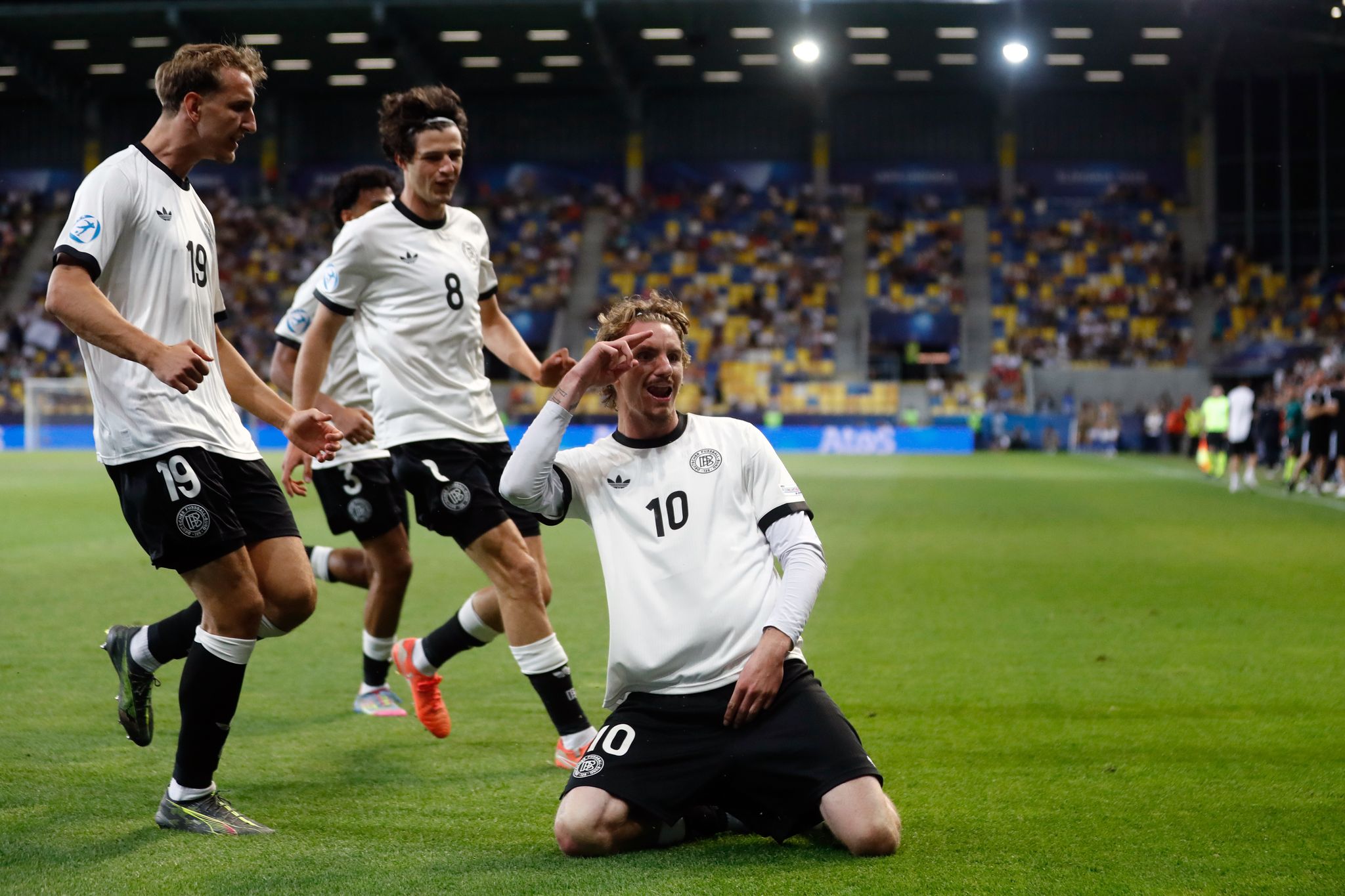 Dramatisches Viertelfinale: Joker Röhl trifft beim 3:2-Sieg