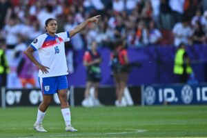 Rassismus-Vorfälle: FIFA-Chef sagt Engländerinnen Hilfe zu
