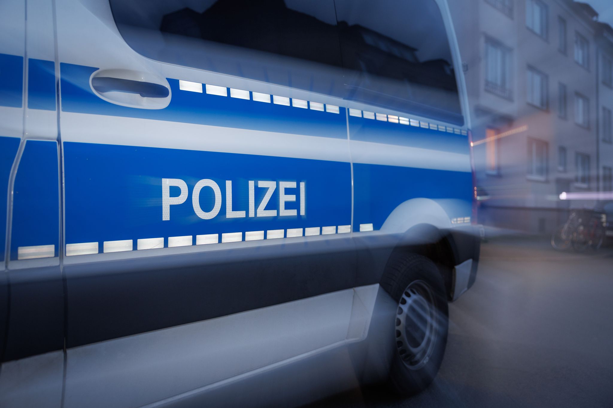 Durchsuchungen nach Angriffen von HSV-Fans auf Köln-Anhänger