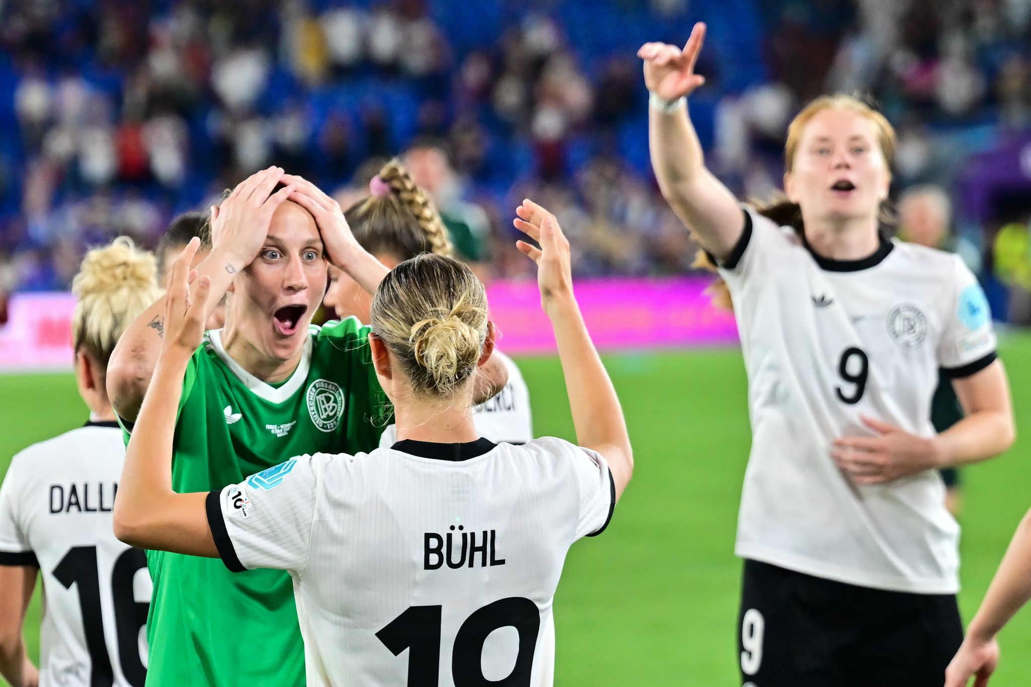 «Krass, unglaublich, mega»: Fußballerinnen feiern Berger