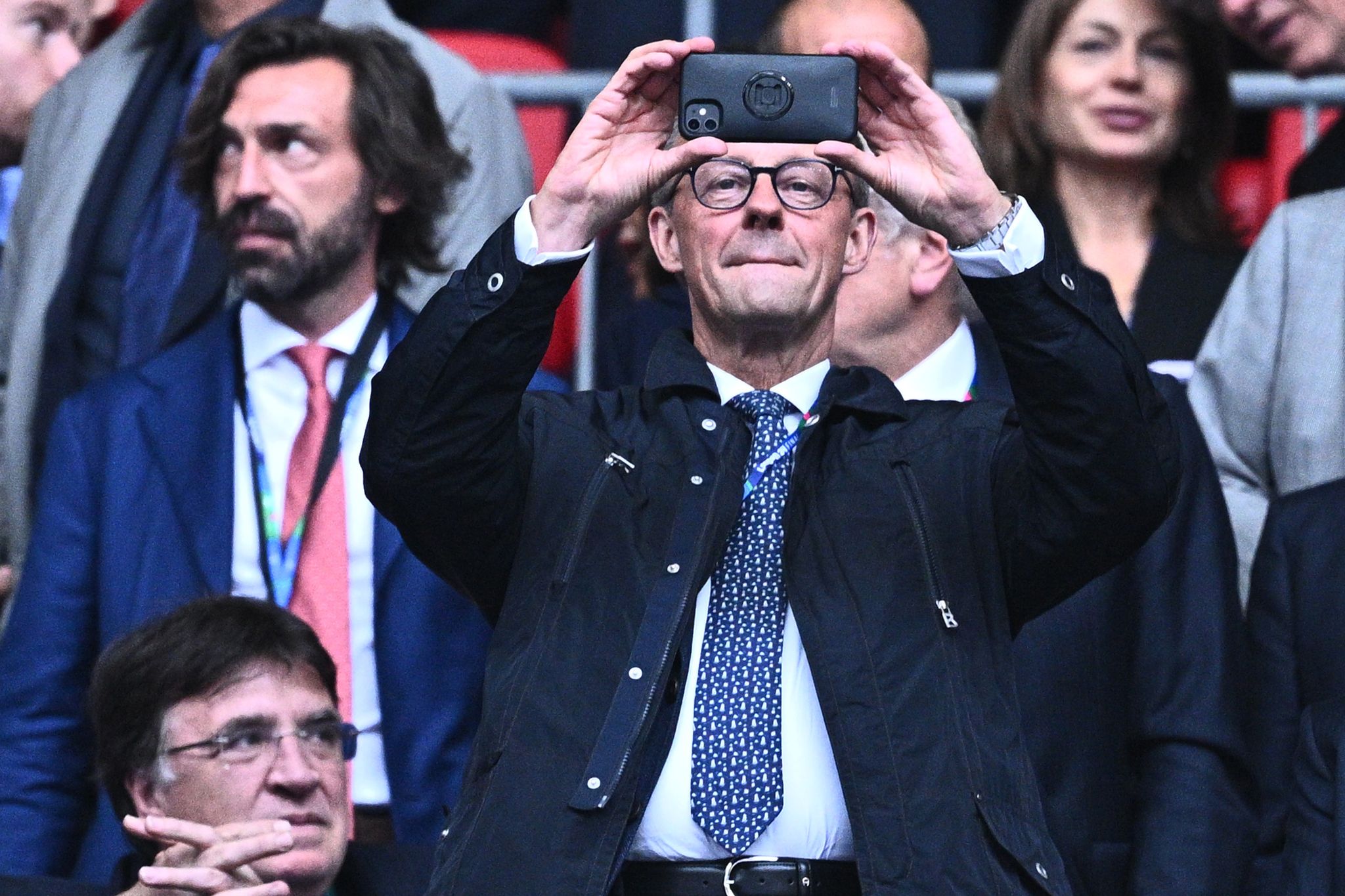 Kanzler Merz drückt deutschen Fußballerinnen die Daumen