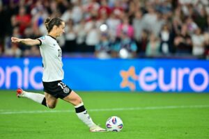 DFB-Team gegen Spanien mit Däbritz für Nüsken