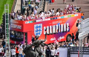 Fans feiern Englands Fußball-Europameisterinnen in London