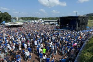 S04-Saisoneröffnung mit über 80.000 Fans – 2:4 gegen Sevilla