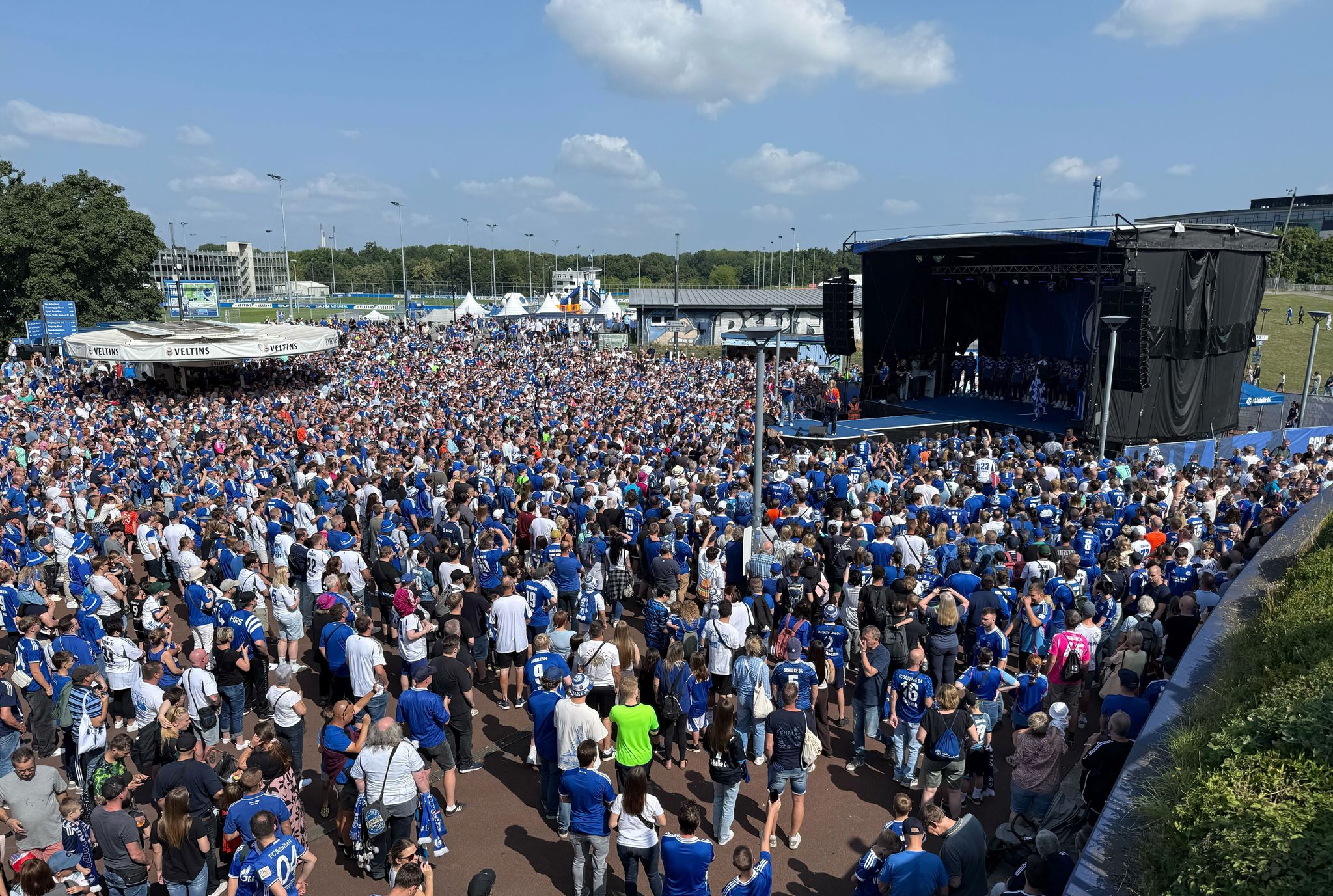 S04-Saisoneröffnung mit über 80.000 Fans – 2:4 gegen Sevilla