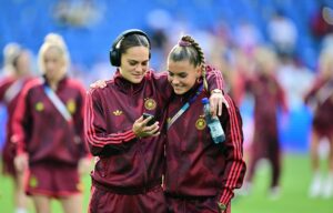 Fußballerinnen im Viertelfinale mit Hoffmann für Schüller