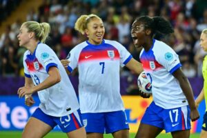 Verrücktes Elfmeterschießen: Titelverteidiger England weiter
