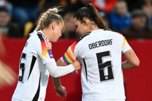 DFB-Kapitänin Gwinn bei der EM mit Regenbogenbinde