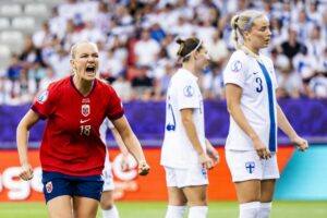 Eigentor und frecher Heber: Norwegen fast im Viertelfinale