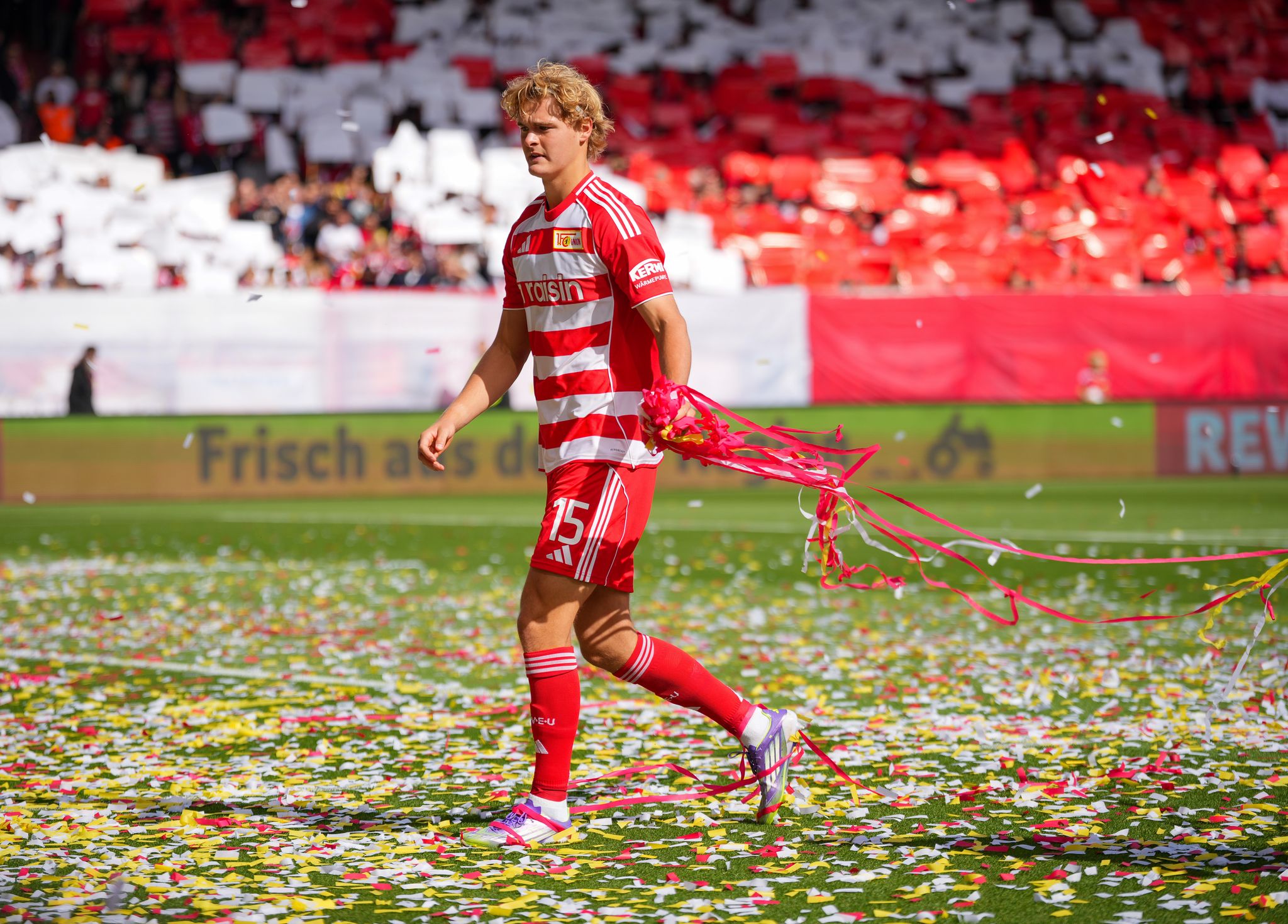 Konfettiregen: Union-Spiel gegen VfB kurz unterbrochen