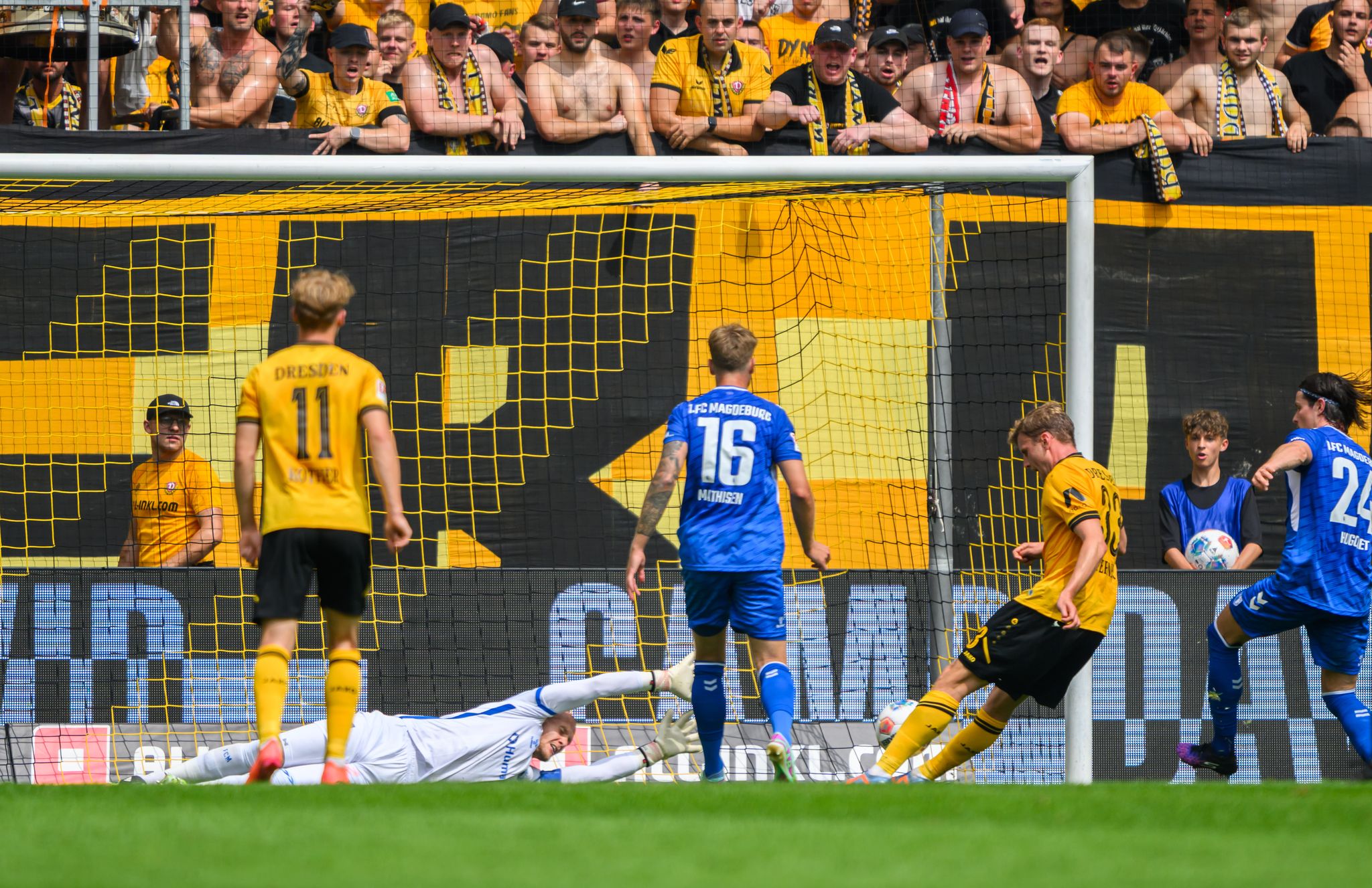 Erster Sieg nach 25 Jahren: Magdeburg düpiert Dynamo