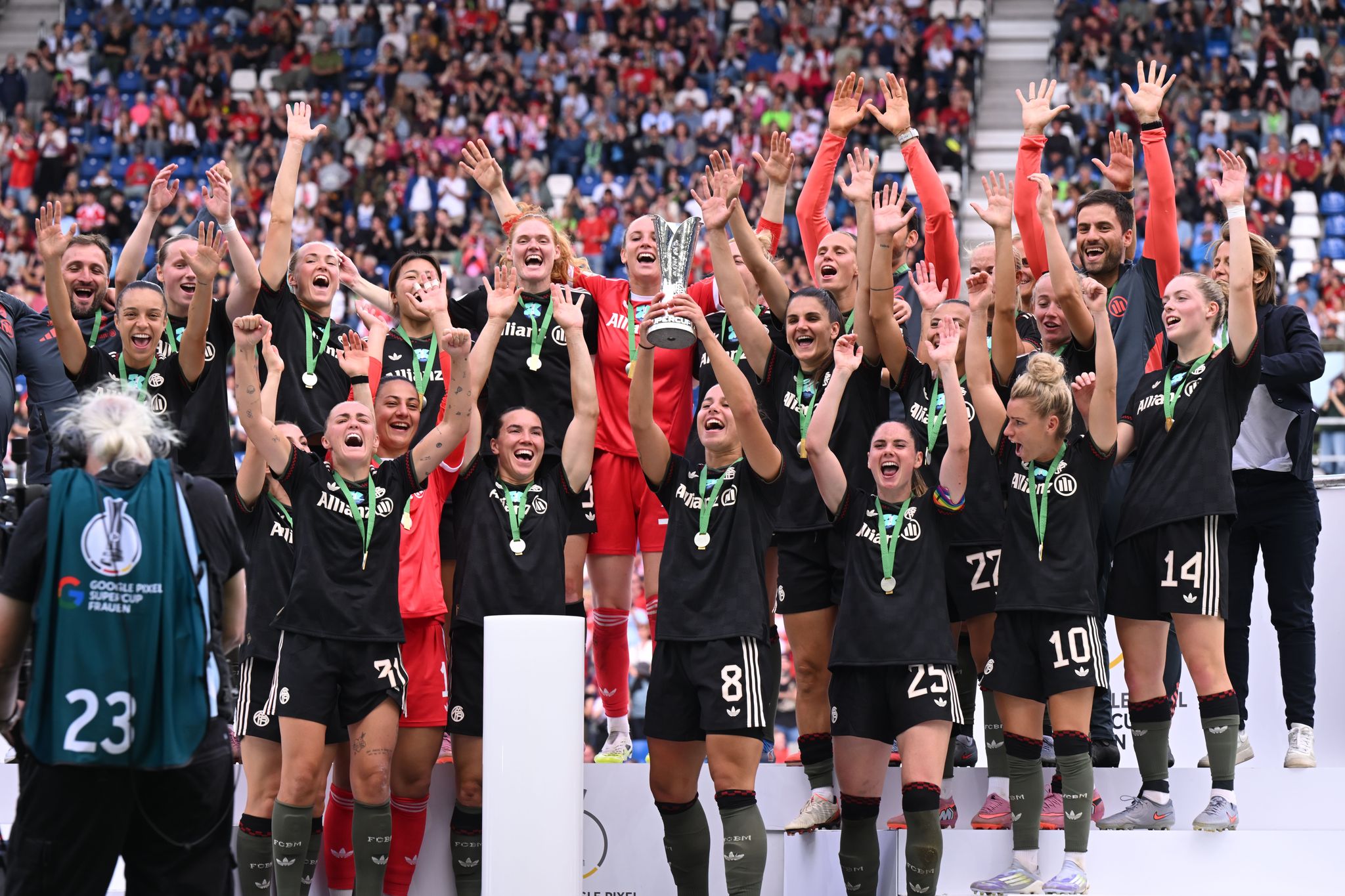 Viel Liebe für Lena Oberdorf bei Bayerns Supercup-Sieg