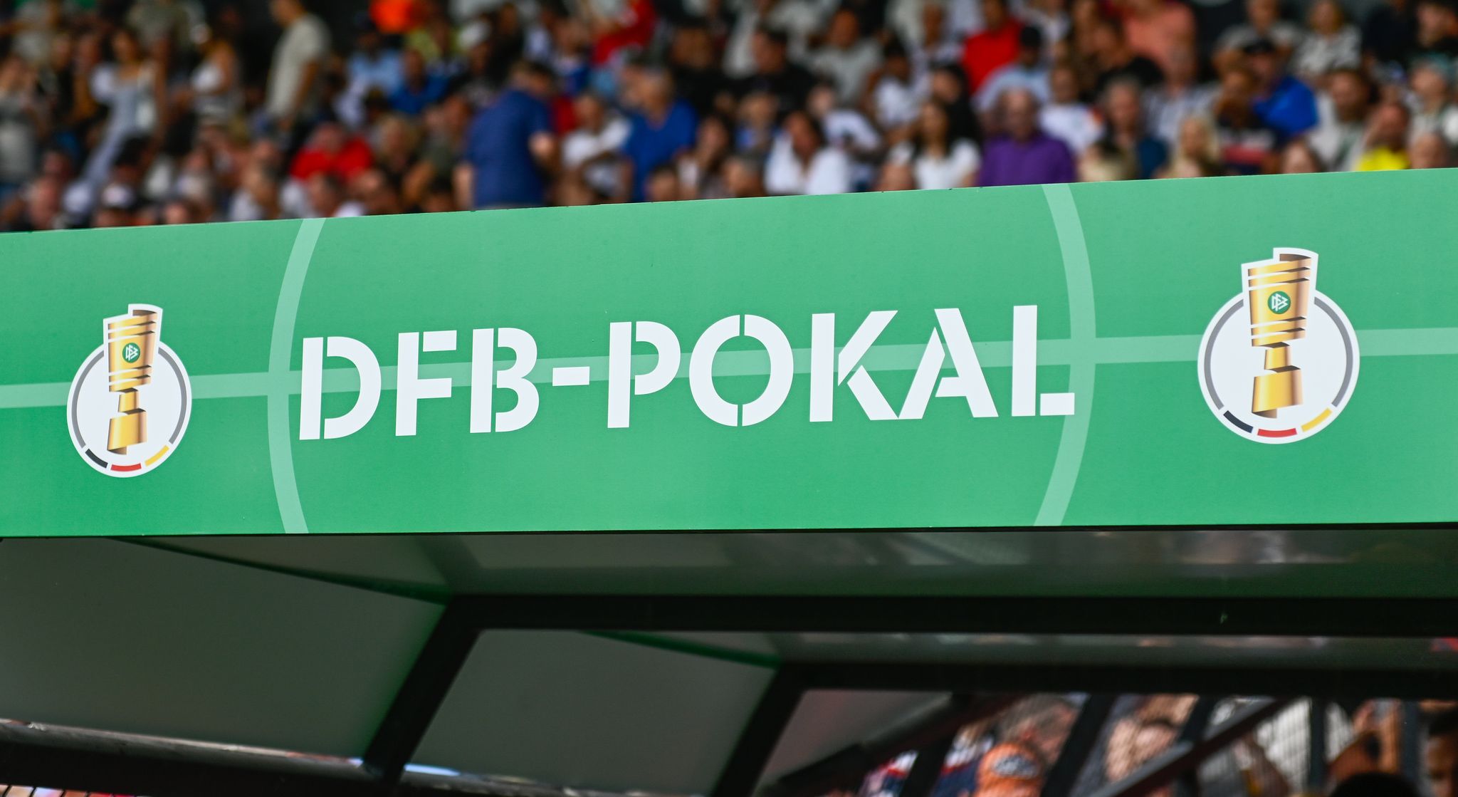 Warum die Kleinen im Pokal oft kein echtes Heimspiel haben