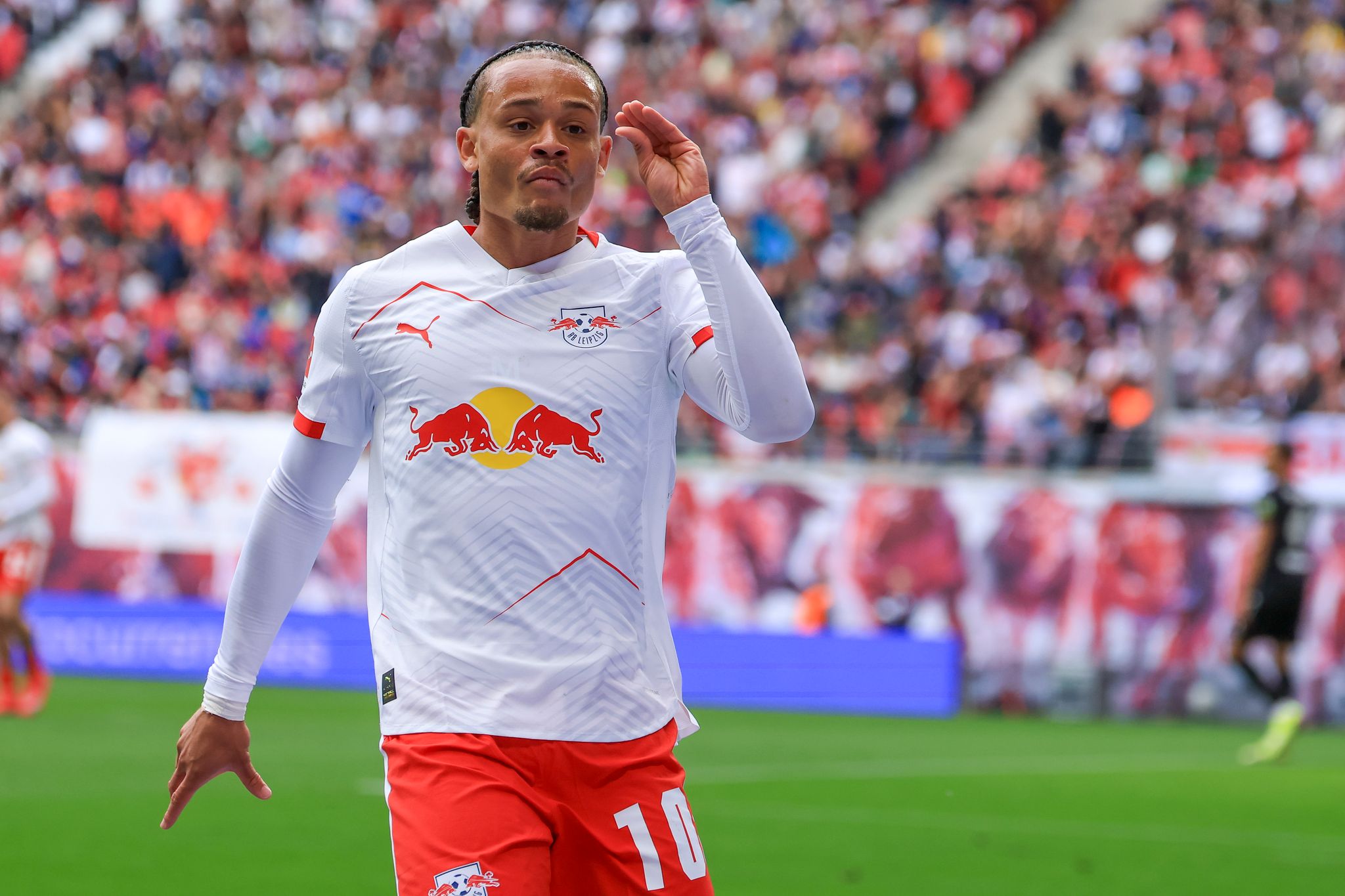 Xavi Simons bei RB Leipzig vor dem Absprung