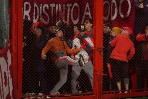 Krawalle auf den Rängen: Spiel in Buenos Aires abgebrochen