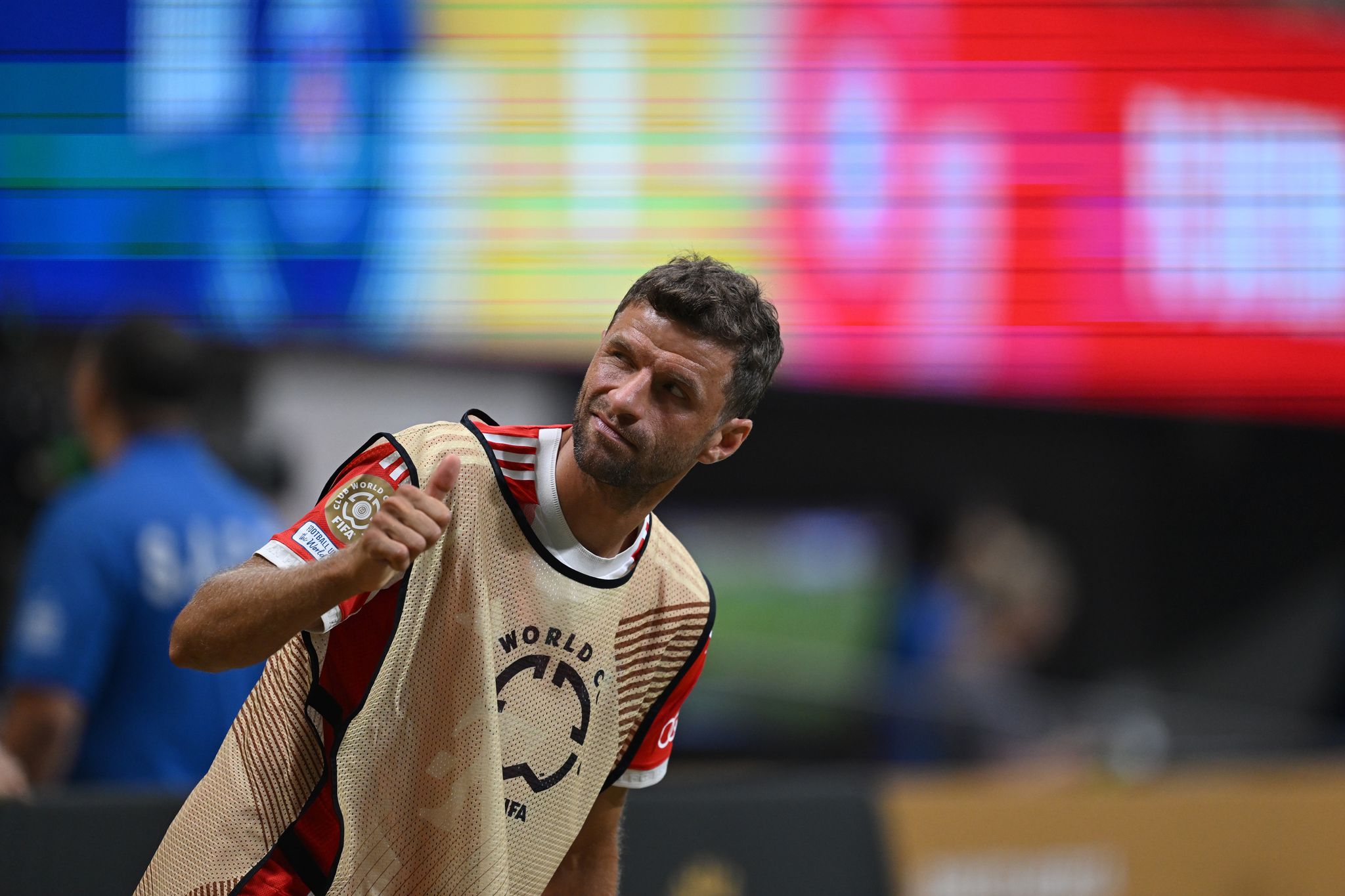 Thomas Müller überrascht mit Schnurrbart im Bayern-Training