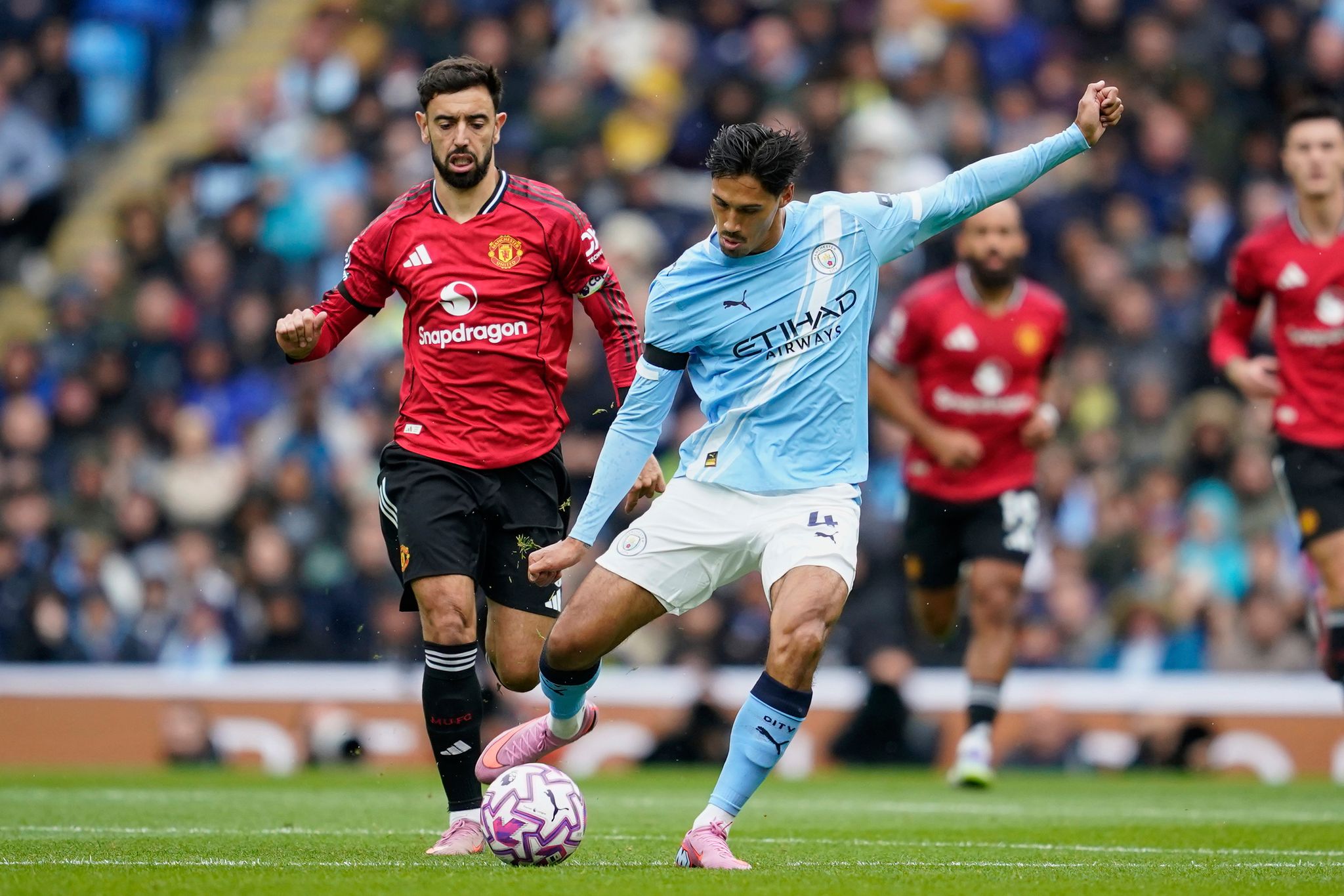 Man City gewinnt Derby gegen United dank Foden und Haaland