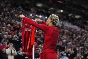 Ekitiké trifft und fliegt: Liverpool siegt im Ligapokal