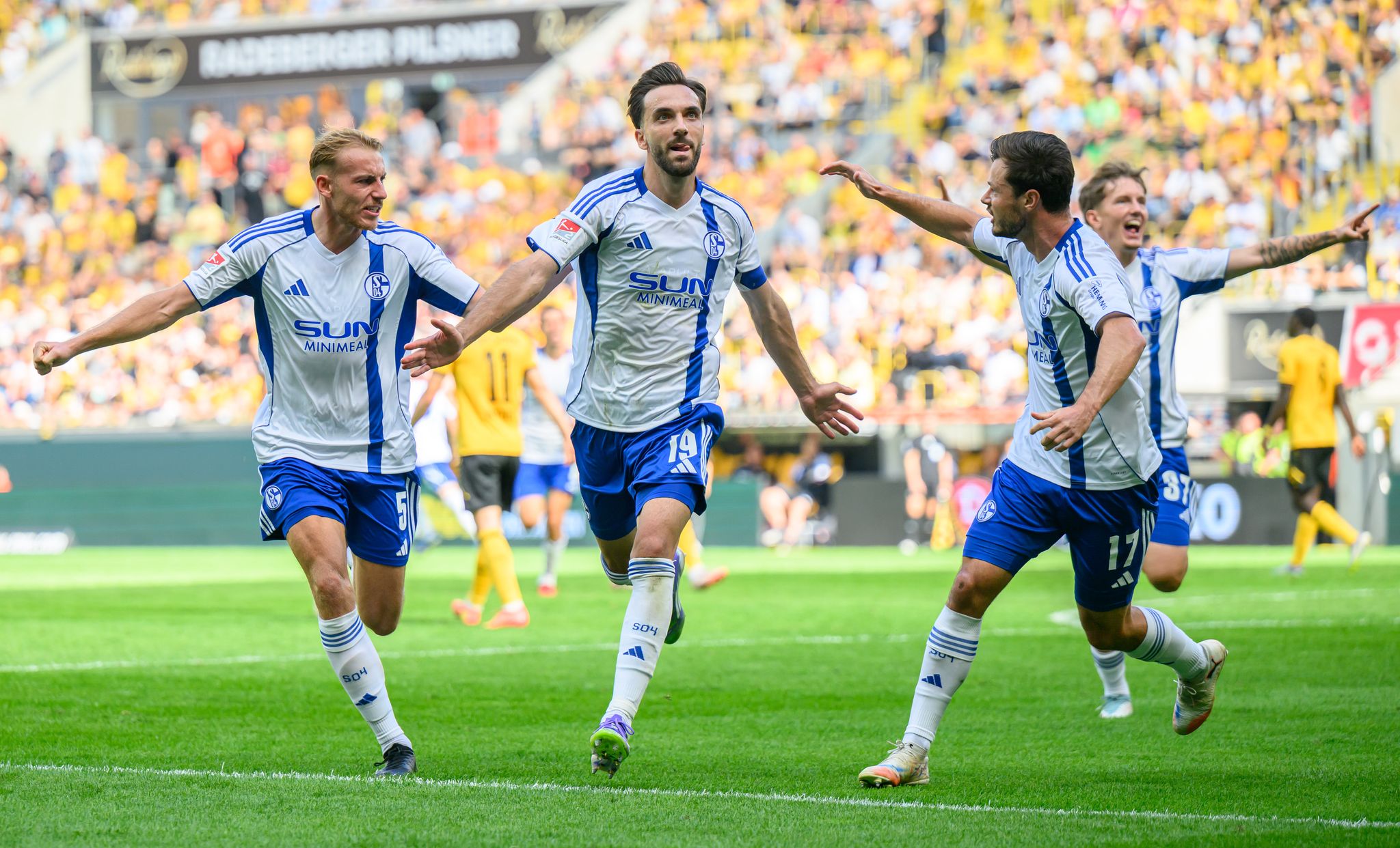 FC Schalke siegt durch Elfmetertor in Dresden