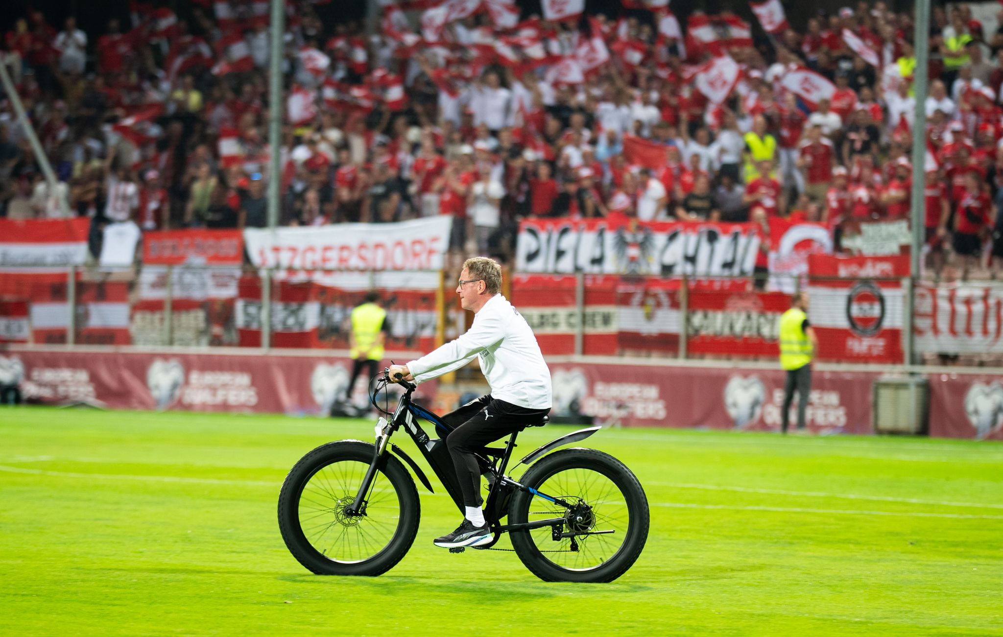 Radler auf Rasen: Rangnick fährt durchs Stadion
