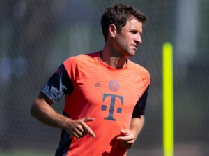 Nanu? Thomas Müller trainiert beim FC Bayern mit