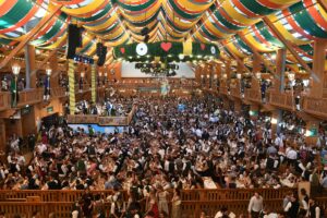 Gleich am zweiten Tag: Bayern-Profis und Coach auf Wiesn