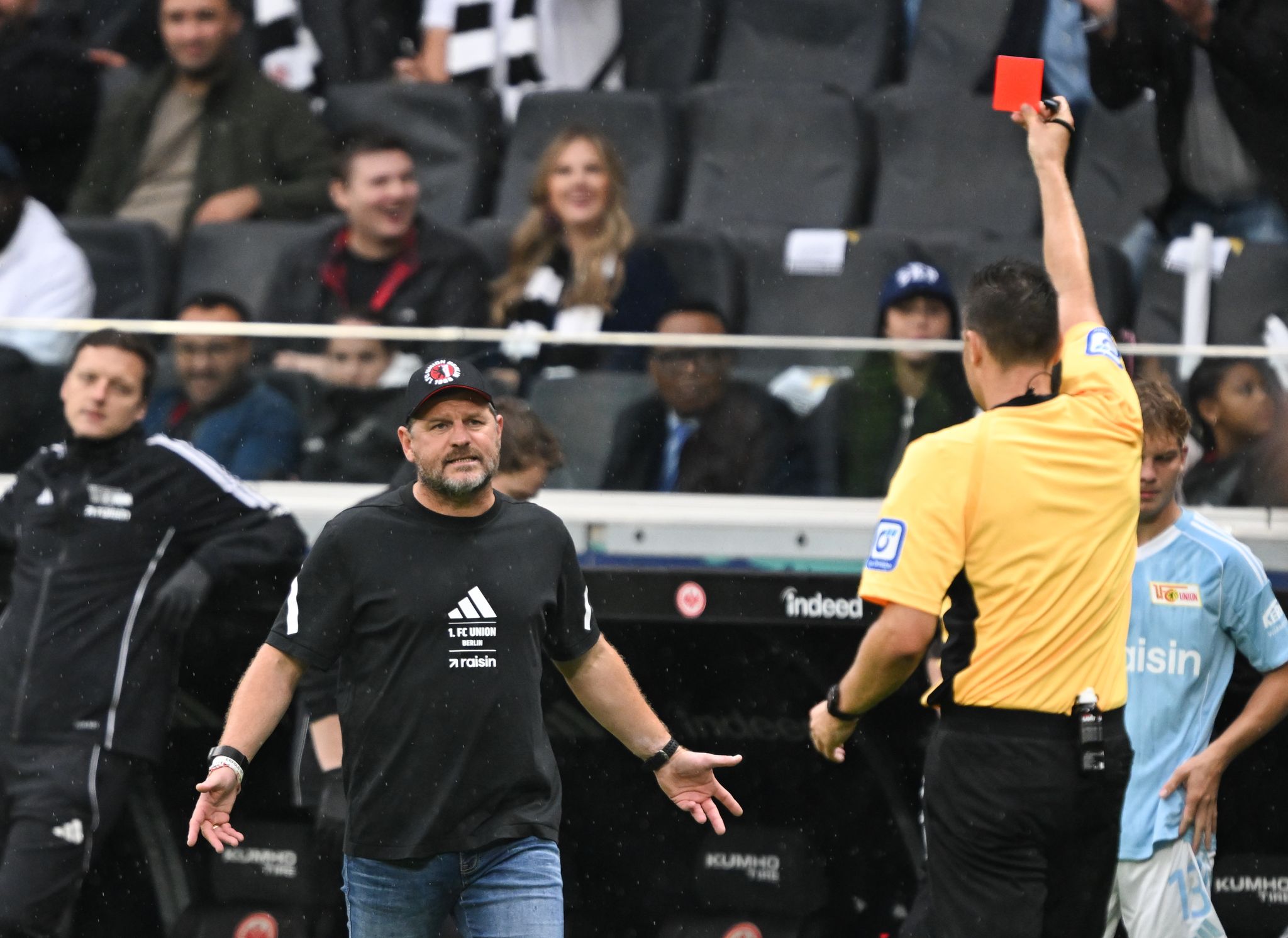 Eintracht verliert – Baumgart zeigt Stinkefinger und fliegt