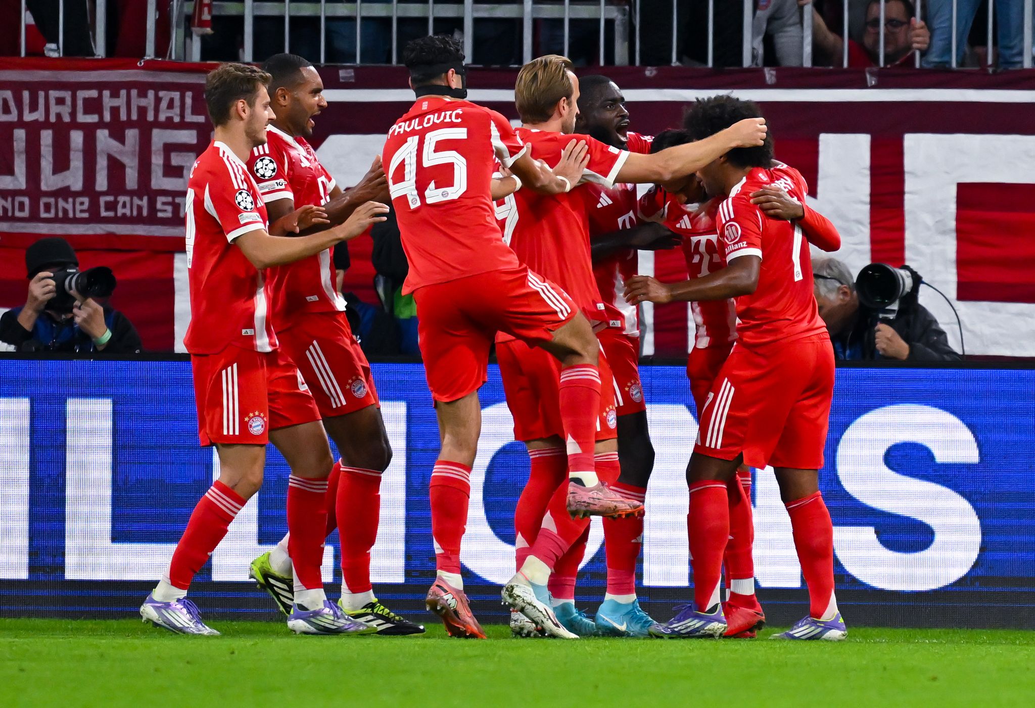 Bayern reiten mit Vorarbeiter Kane auf der Frühform-«Welle»