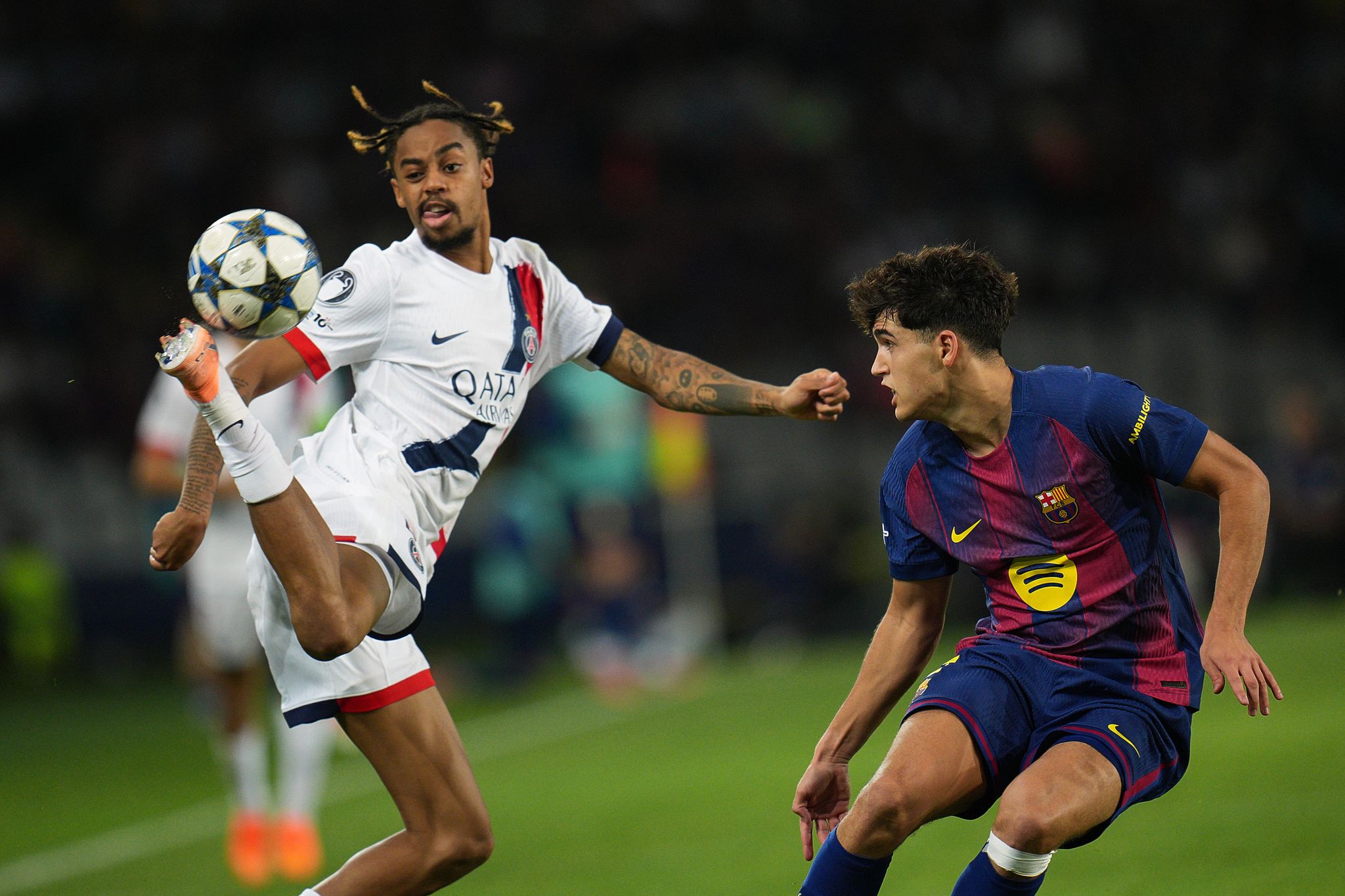Titelverteidiger Paris Saint-Germain siegt spät in Barcelona