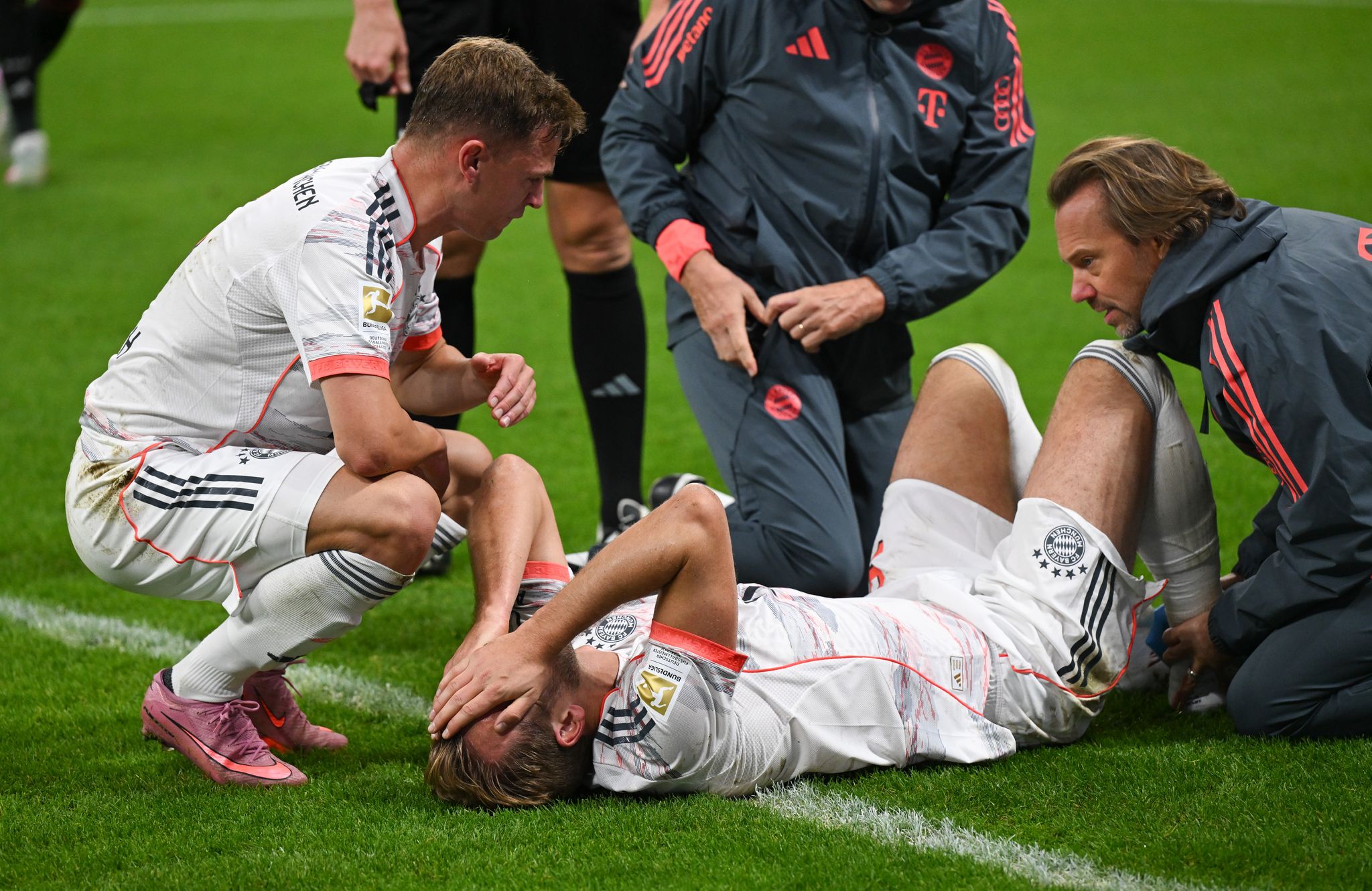 Nach Schrecksekunde: Bayern-Star Kane gibt Entwarnung
