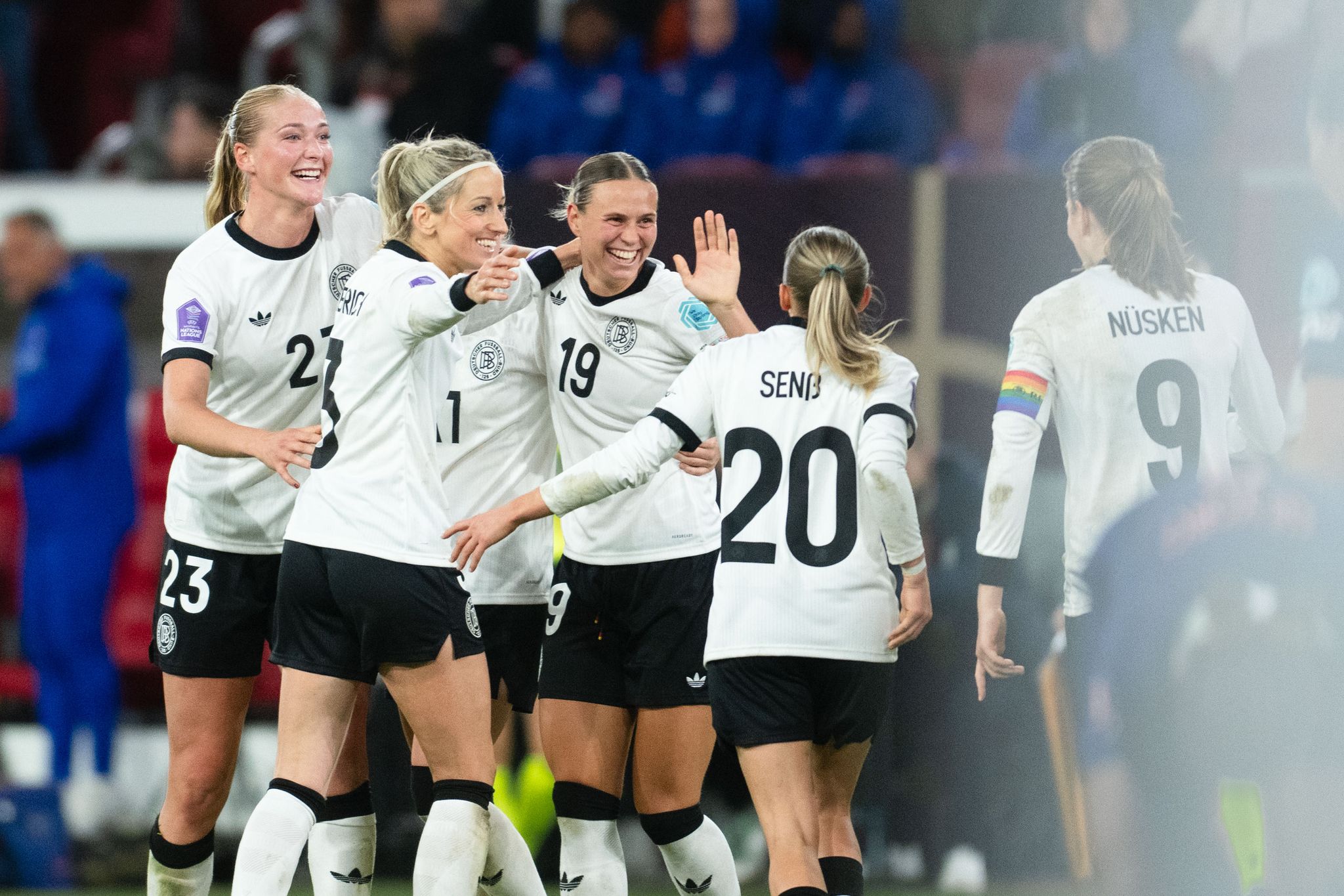 DFB-Frauen glücklich nach «Wahnsinns-Fußballabend» DFB-Frauen glücklich nach «Wahnsinns-Fußballabend»