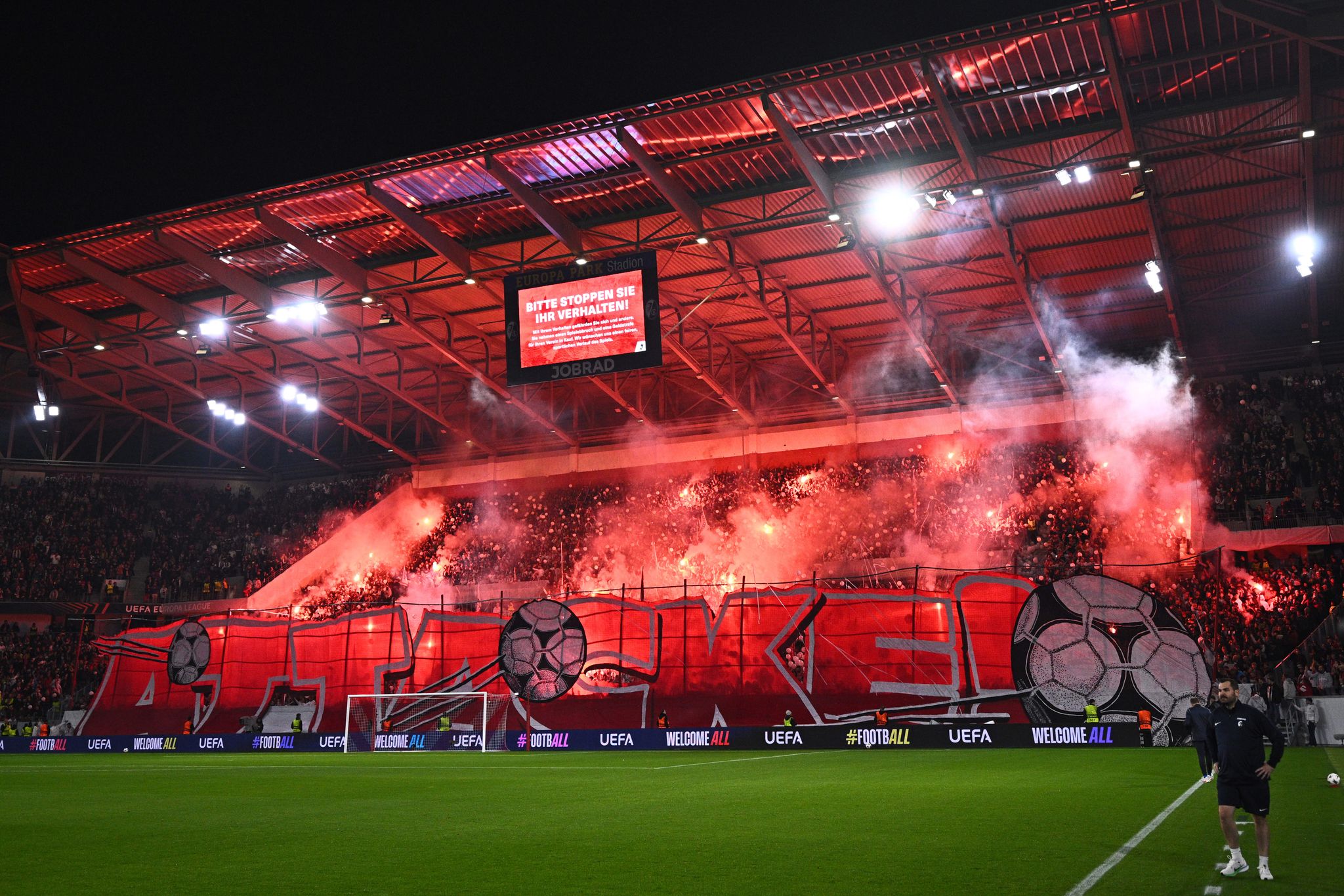 UEFA bestraft Stuttgart und Freiburg wegen Pyro-Vorfällen