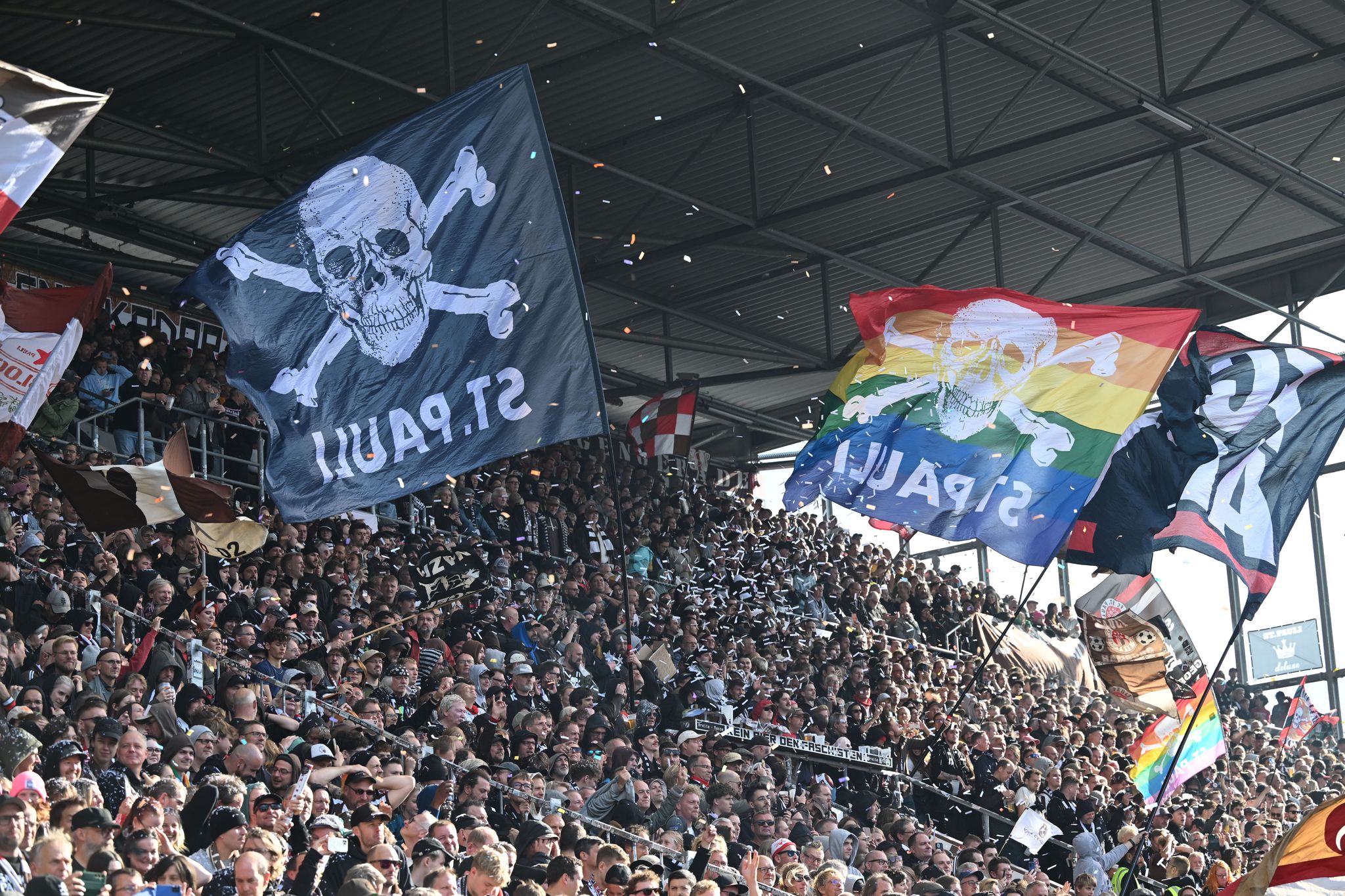 Flaschenwürfe und Verletzte: Platzverweis für über 520 Fans Flaschenwürfe und Verletzte: Platzverweis für über 520 Fans