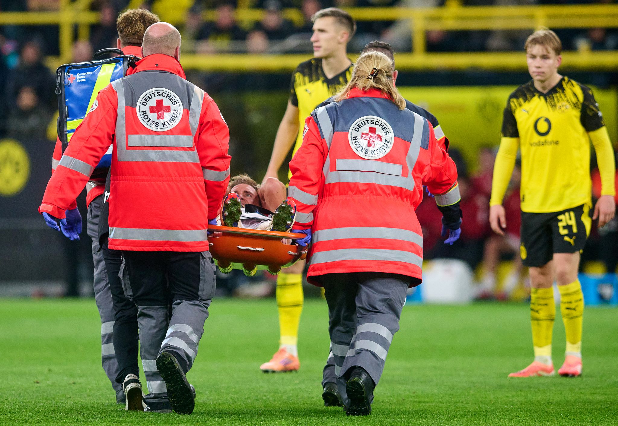 Horrorverletzung überschattet späten BVB-Sieg gegen Köln Horrorverletzung überschattet späten BVB-Sieg gegen Köln
