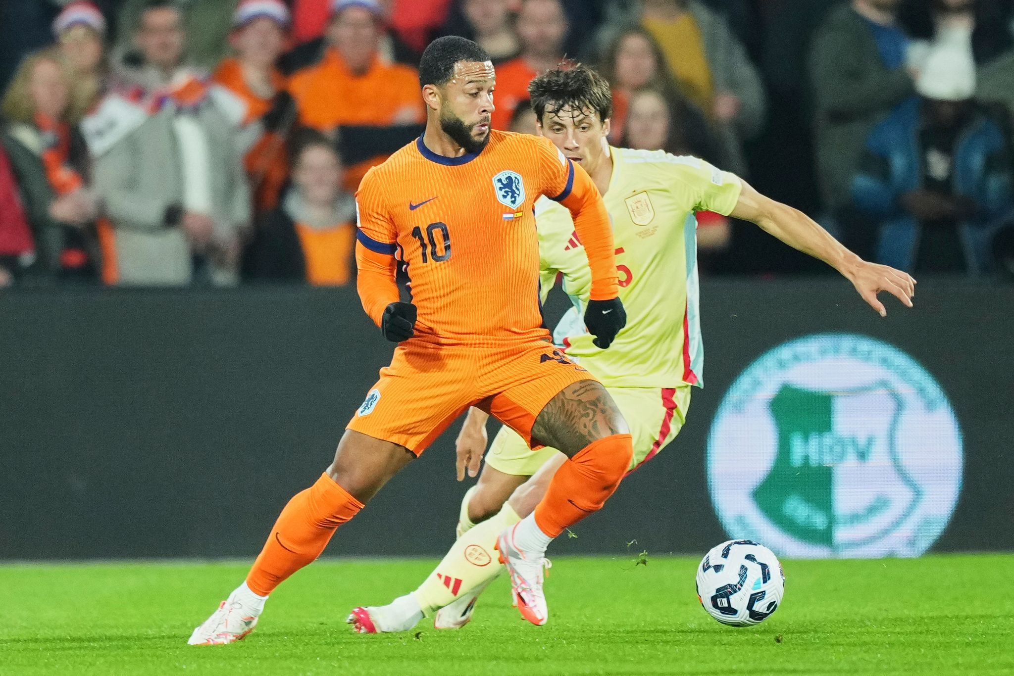 Pass geklaut: Torjäger Depay verspätet beim Oranje-Team