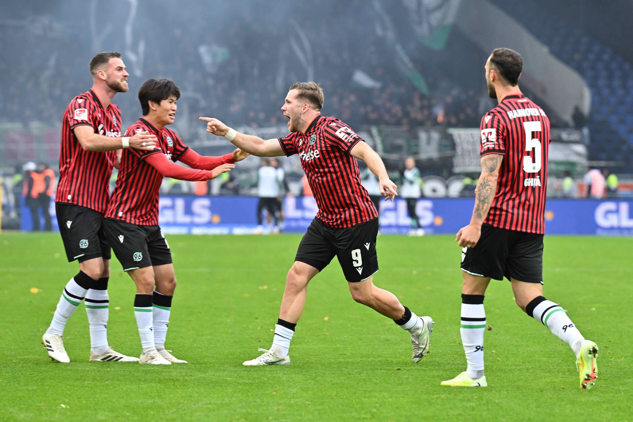 Rot nach Würgegeste: Hannover gewinnt hitziges Derby Rot nach Würgegeste: Hannover gewinnt hitziges Derby