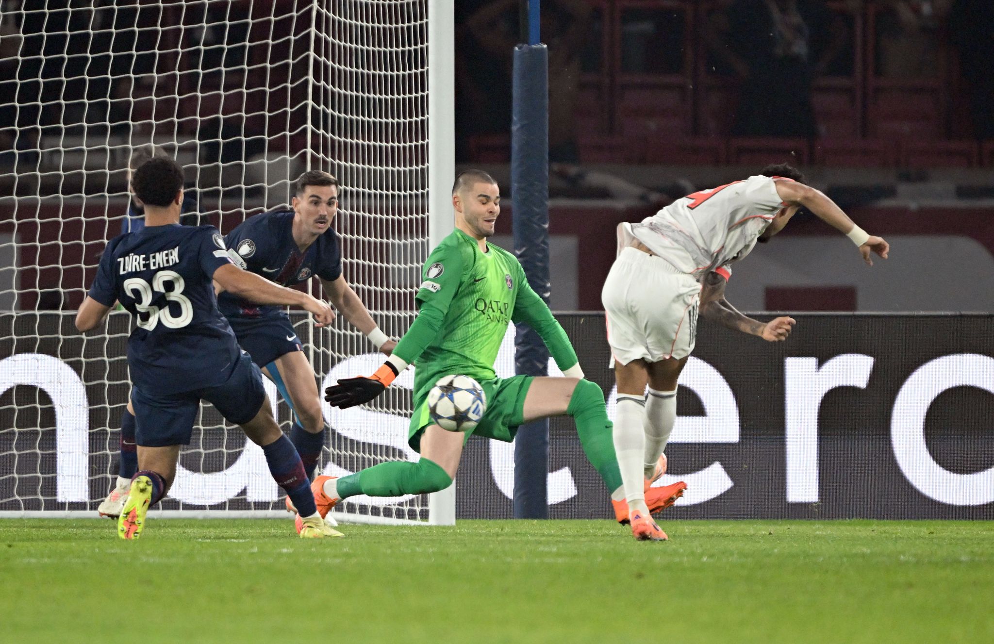 Bayern triumphieren nach Díaz-Doppelpack und Rot in Paris