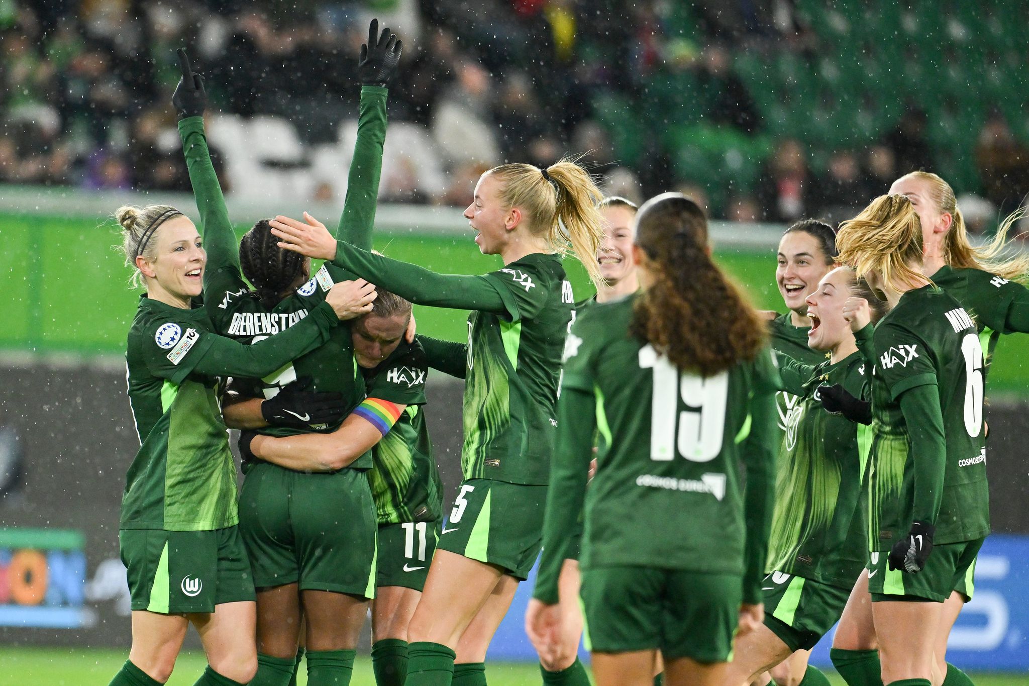 Wolfsburg schlägt Manchester United trotz Popp-Verletzung