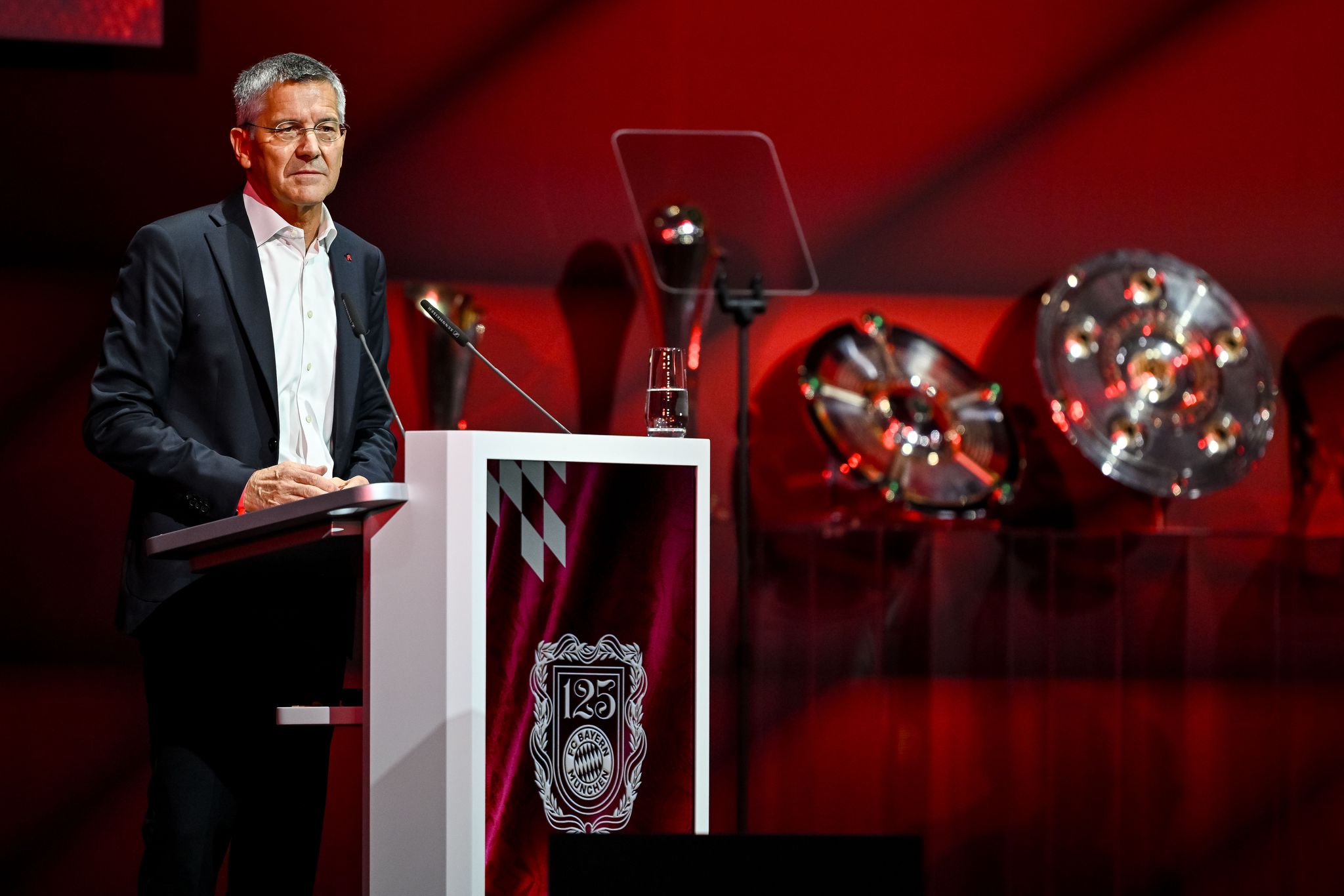 Hainer mit großer Mehrheit als Bayern-Präsident bestätigt Hainer mit großer Mehrheit als Bayern-Präsident bestätigt